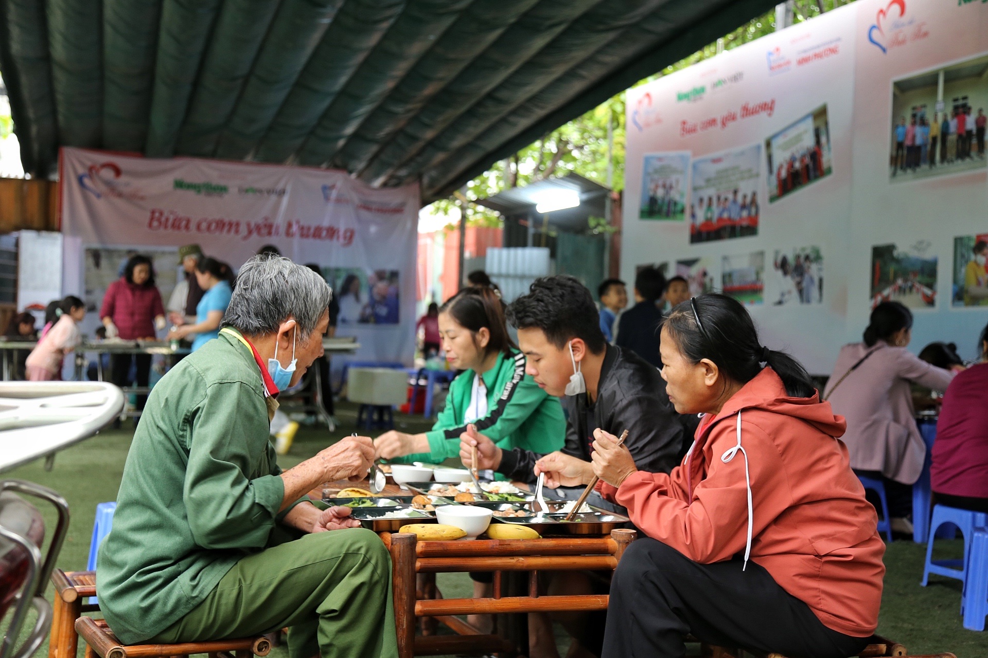 “Bữa cơm yêu thương” - điểm hẹn nhân ái ngày thứ Bảy - Ảnh 1.