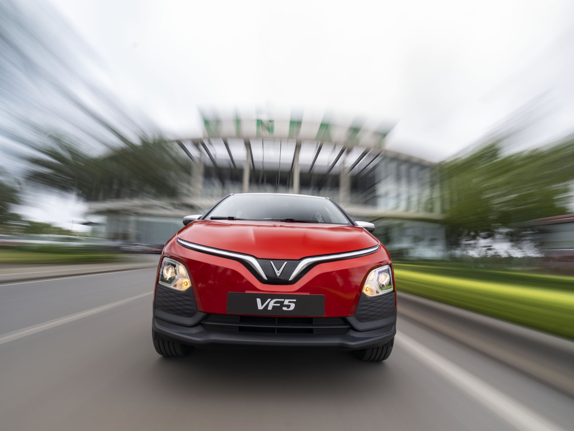 Màu đỏ Crimson Red tượng trưng cho sự bùng nổ, nhiệt huyết và cá tính, thời thượng.