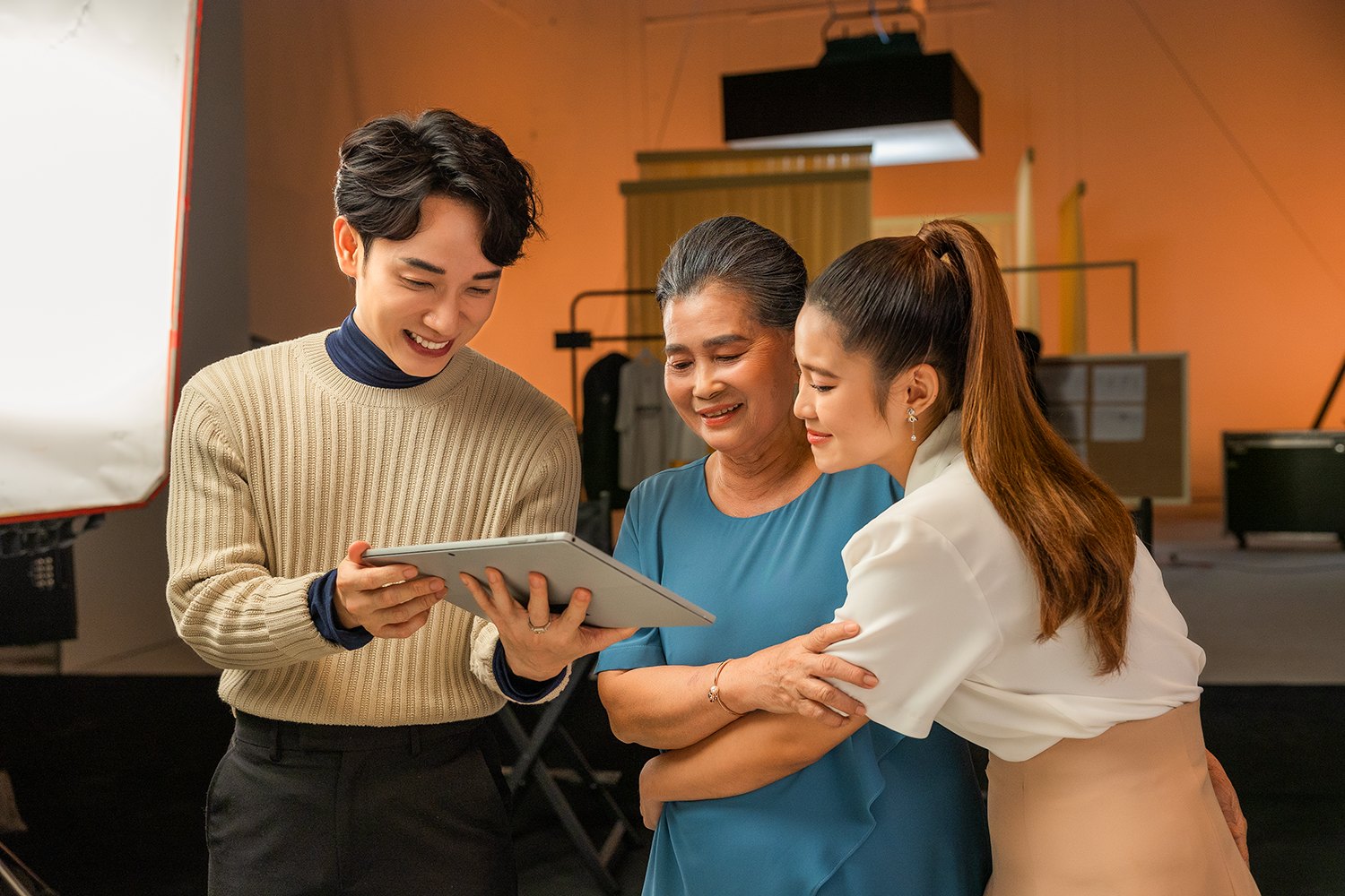 Lý do MV &quot;Chạm gần thêm thương&quot; của Trúc Nhân ra mắt dịp Ngày của Mẹ gây xúc động? - Ảnh 1.