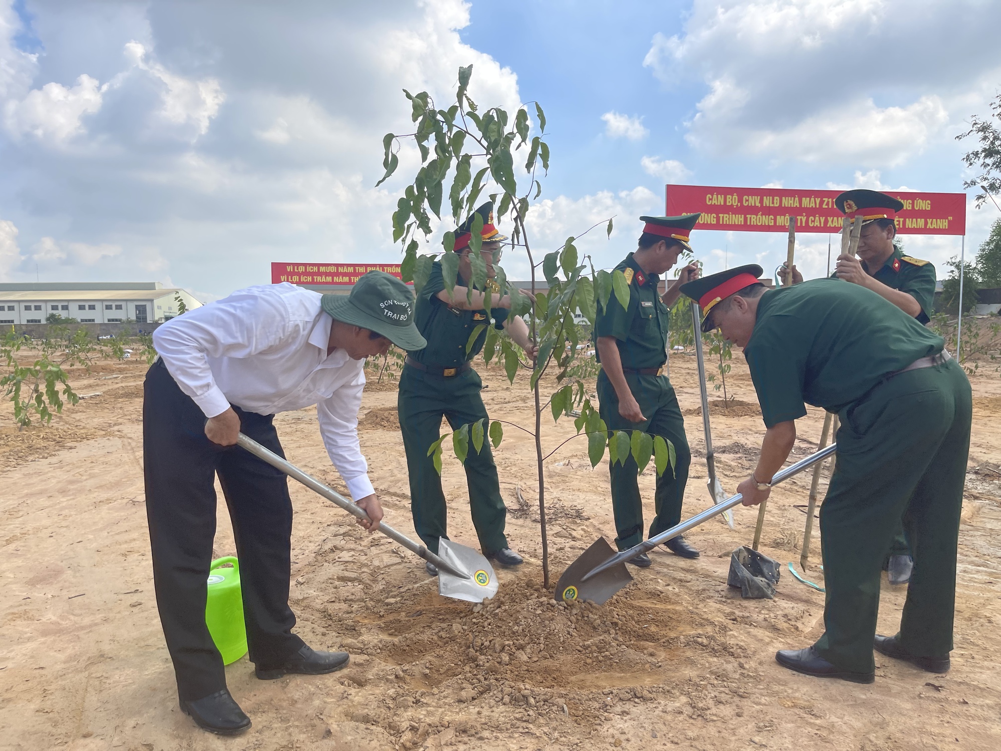 Đồng Nai: Phủ xanh 2.000 cây sao đen tại nhà máy Z114 Tổng cục Công nghiệp Quốc phòng - Ảnh 1.
