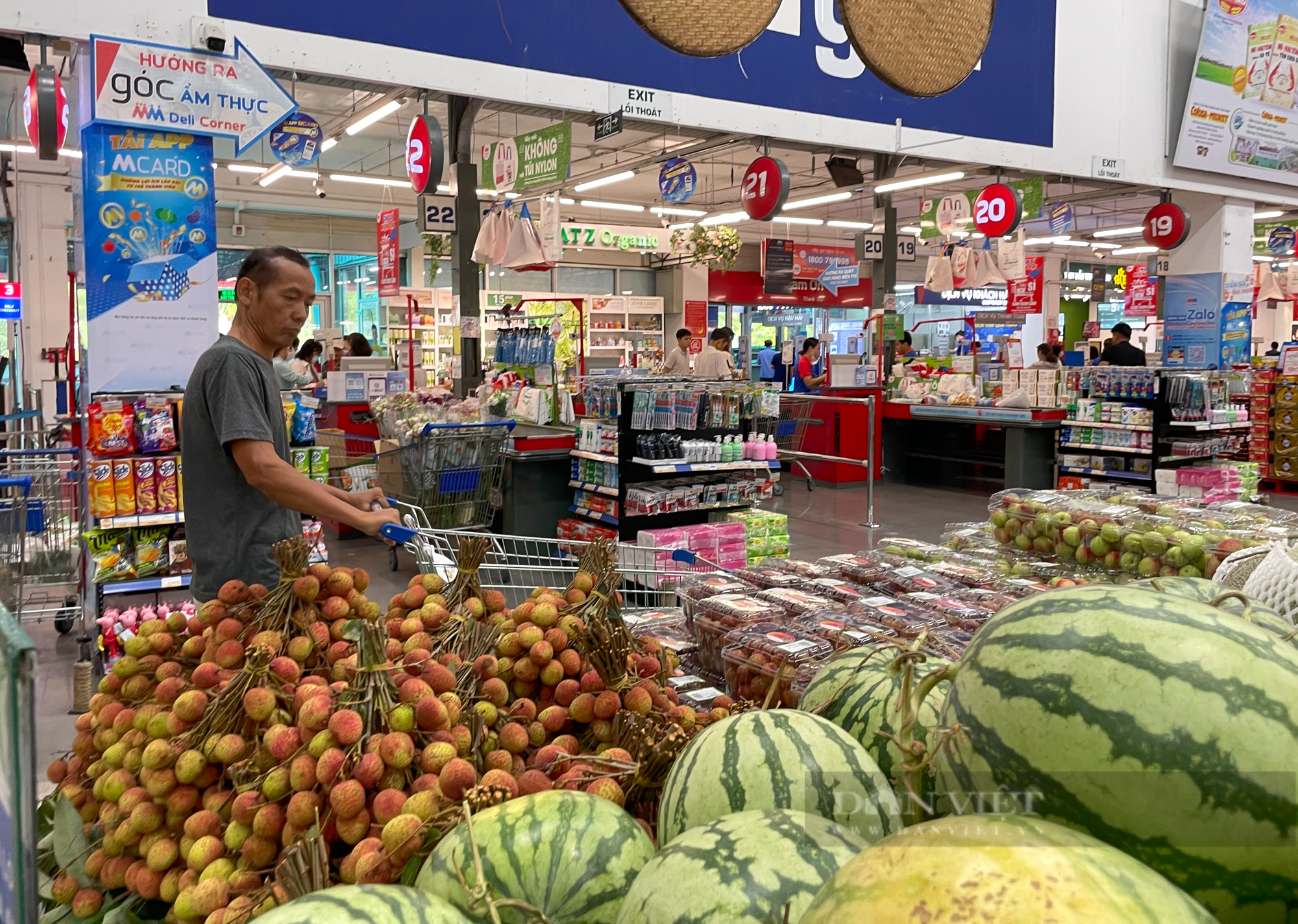 Giá trái cây rẻ bất thường, vải thiều đầu mùa cũng chưa năm nào như năm nay - Ảnh 4.