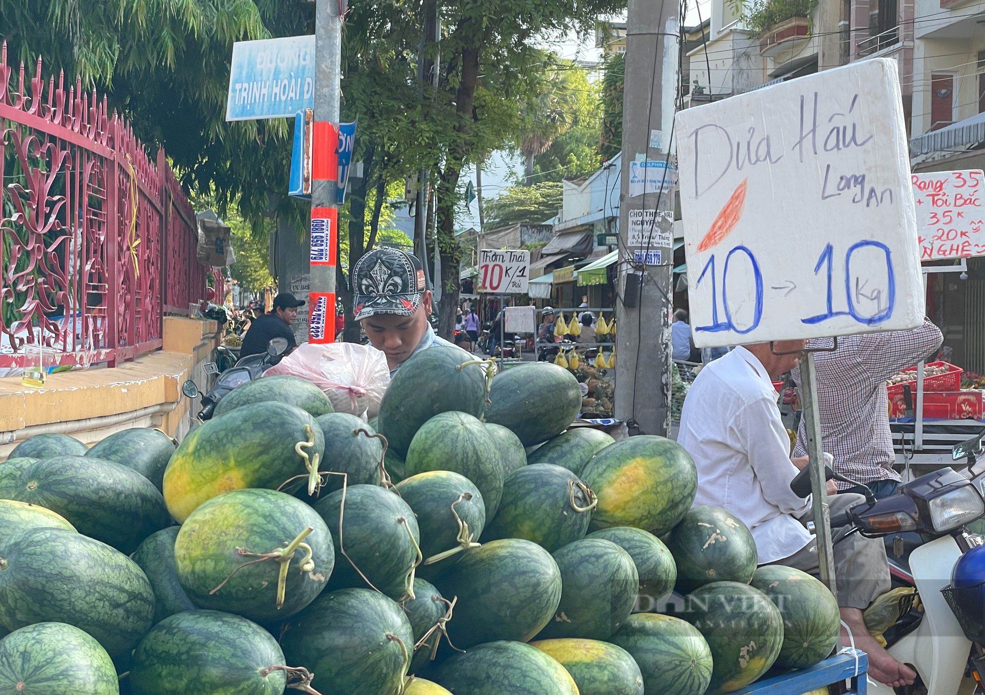 Giá trái cây rẻ bất thường, vải thiều đầu mùa cũng chưa năm nào như năm nay - Ảnh 3.