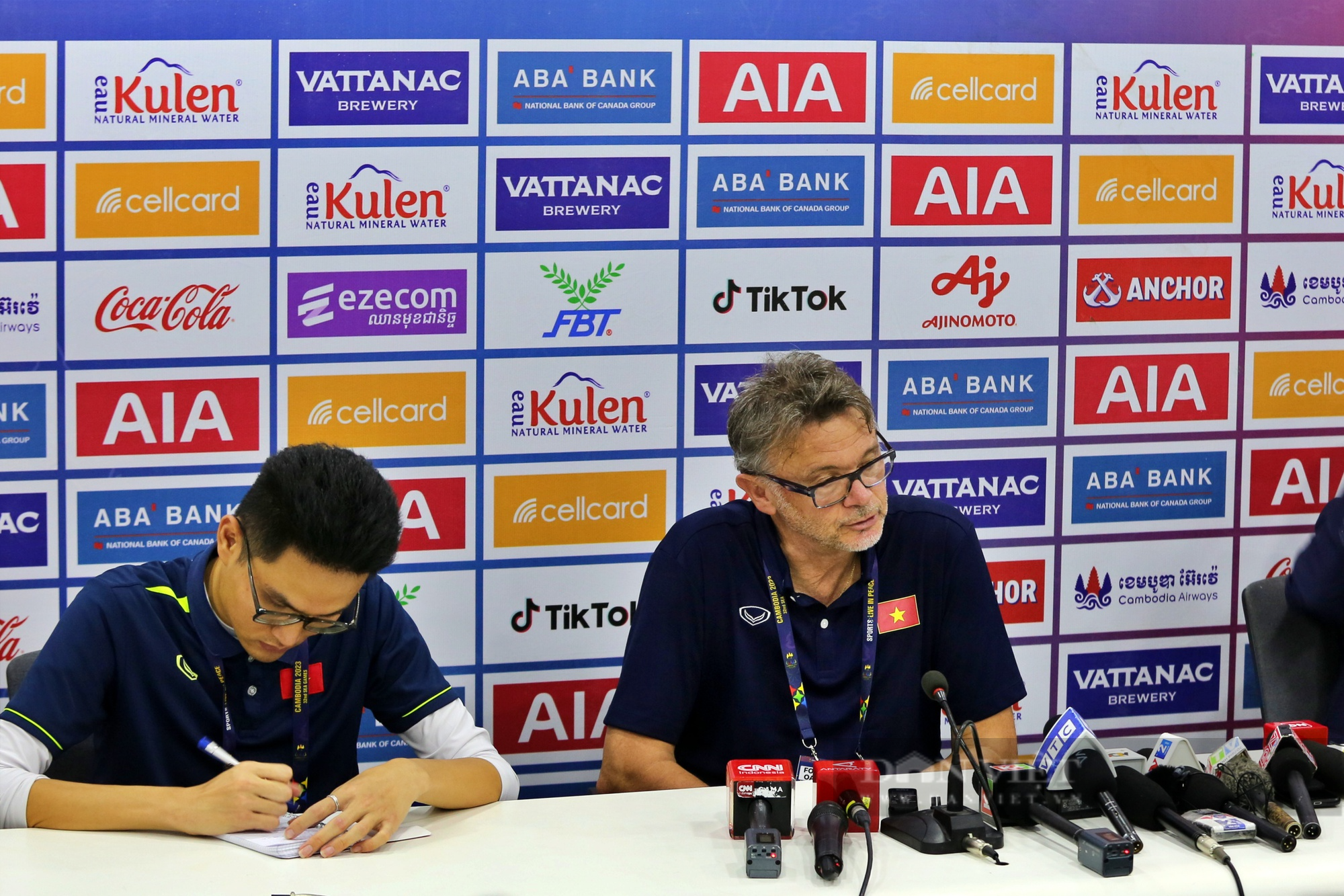 U22 Việt Nam thua 2 bàn từ những quả ném biên của U22 Indonesia, HLV Troussier nói gì? - Ảnh 1.