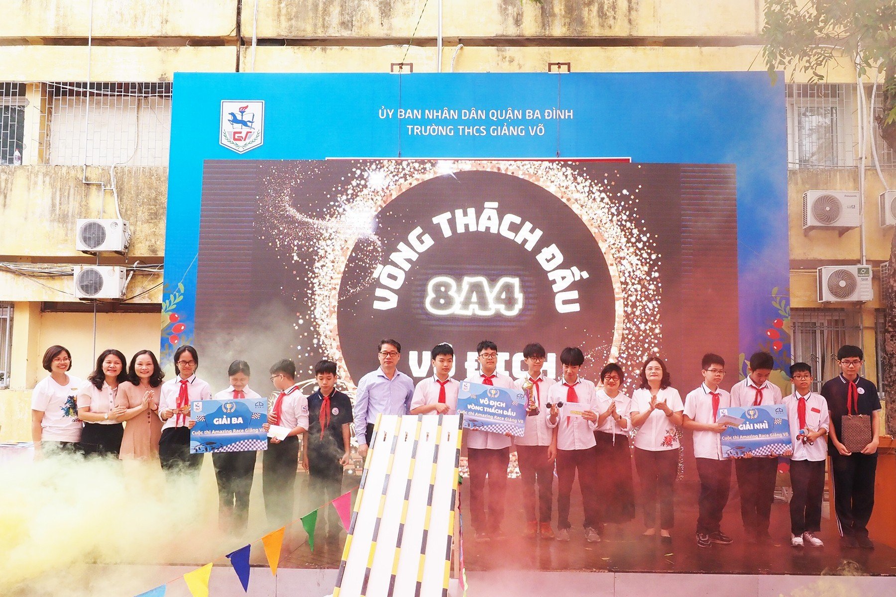 Học sinh Hà Nội sáng tạo không giới hạn: Thiết kế xe thi đấu từ thanh gỗ, bìa carton... - Ảnh 4.