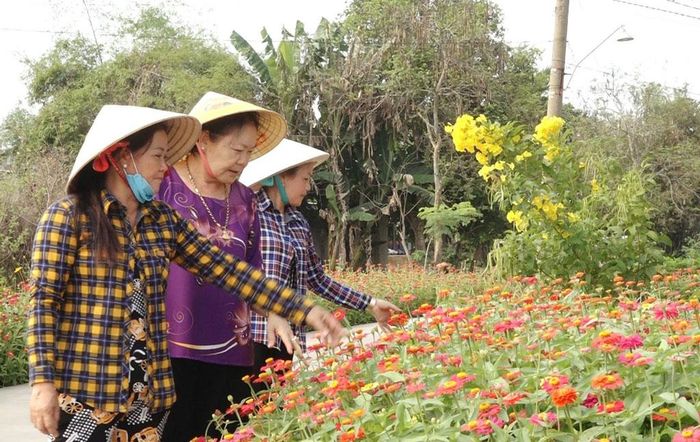 Vùng đất ở Long An ra ngoài là gặp đường hoa, nông thôn mới đẹp như mơ - Ảnh 1.