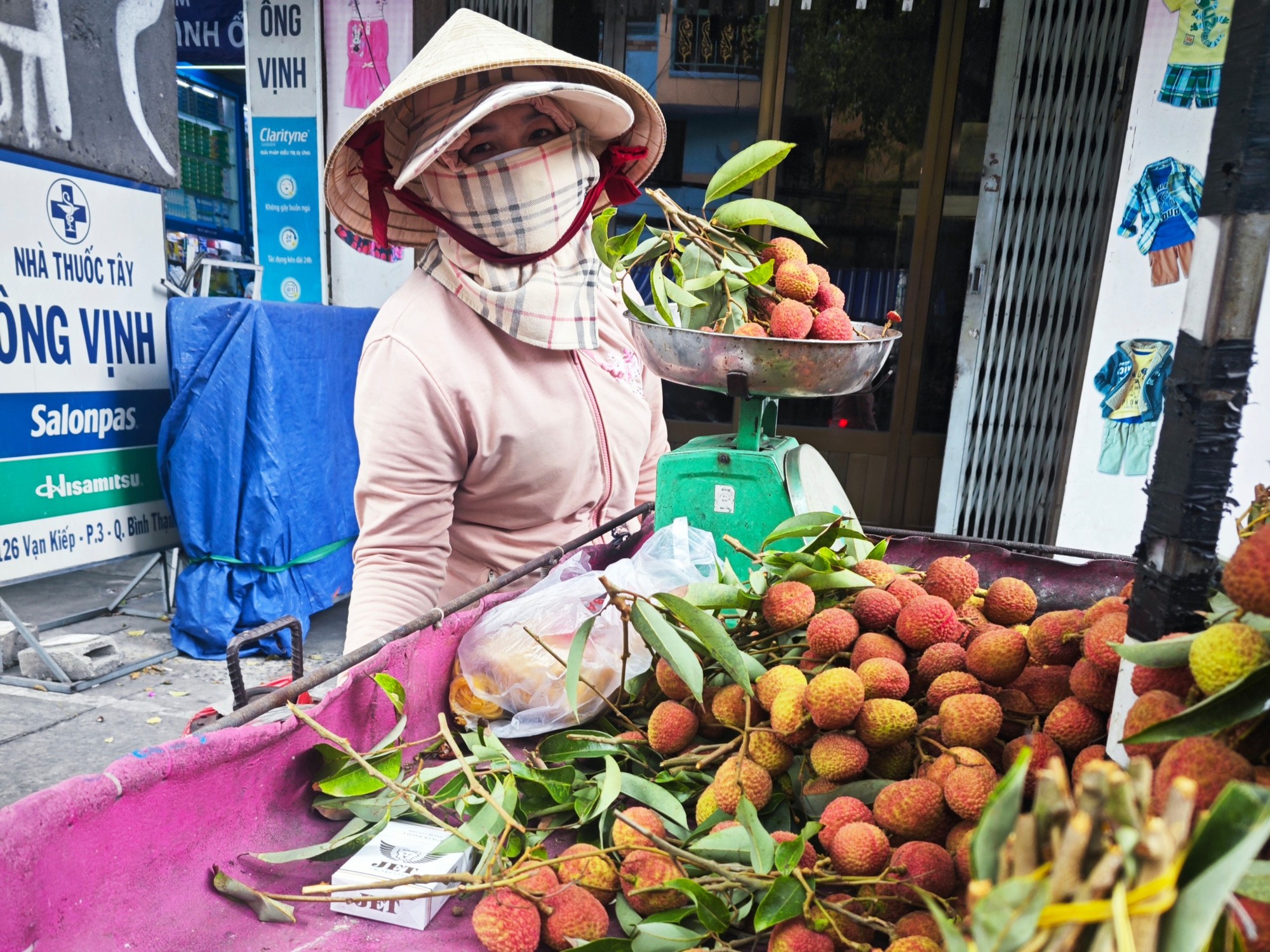 Vải thiều giá bình dân ngay từ đầu mùa - Ảnh 5.