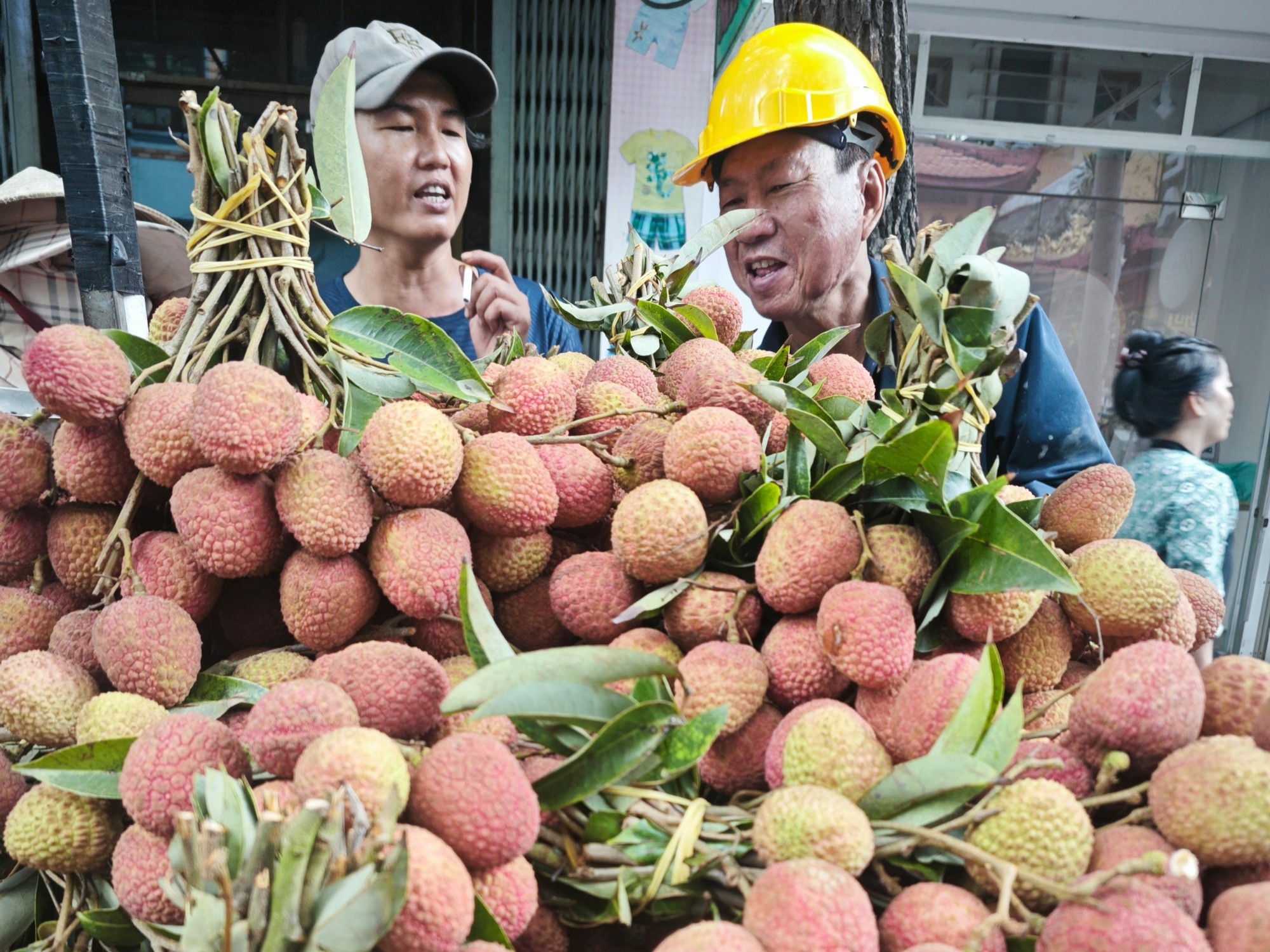 Vải thiều giá bình dân ngay từ đầu mùa - Ảnh 4.