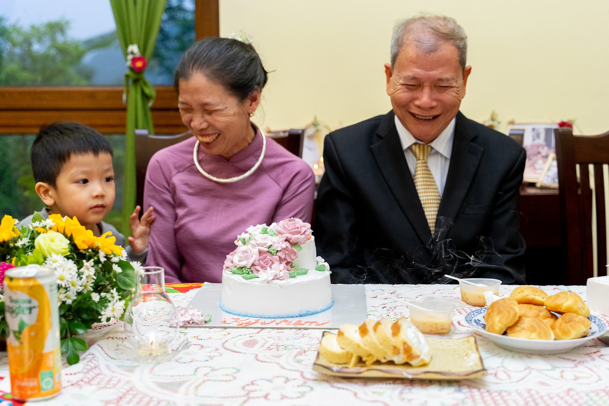 &quot;45 năm chung một chiến hào&quot;- đám cưới bí mật các con dành tặng bố mẹ tuổi 70 - Ảnh 10.