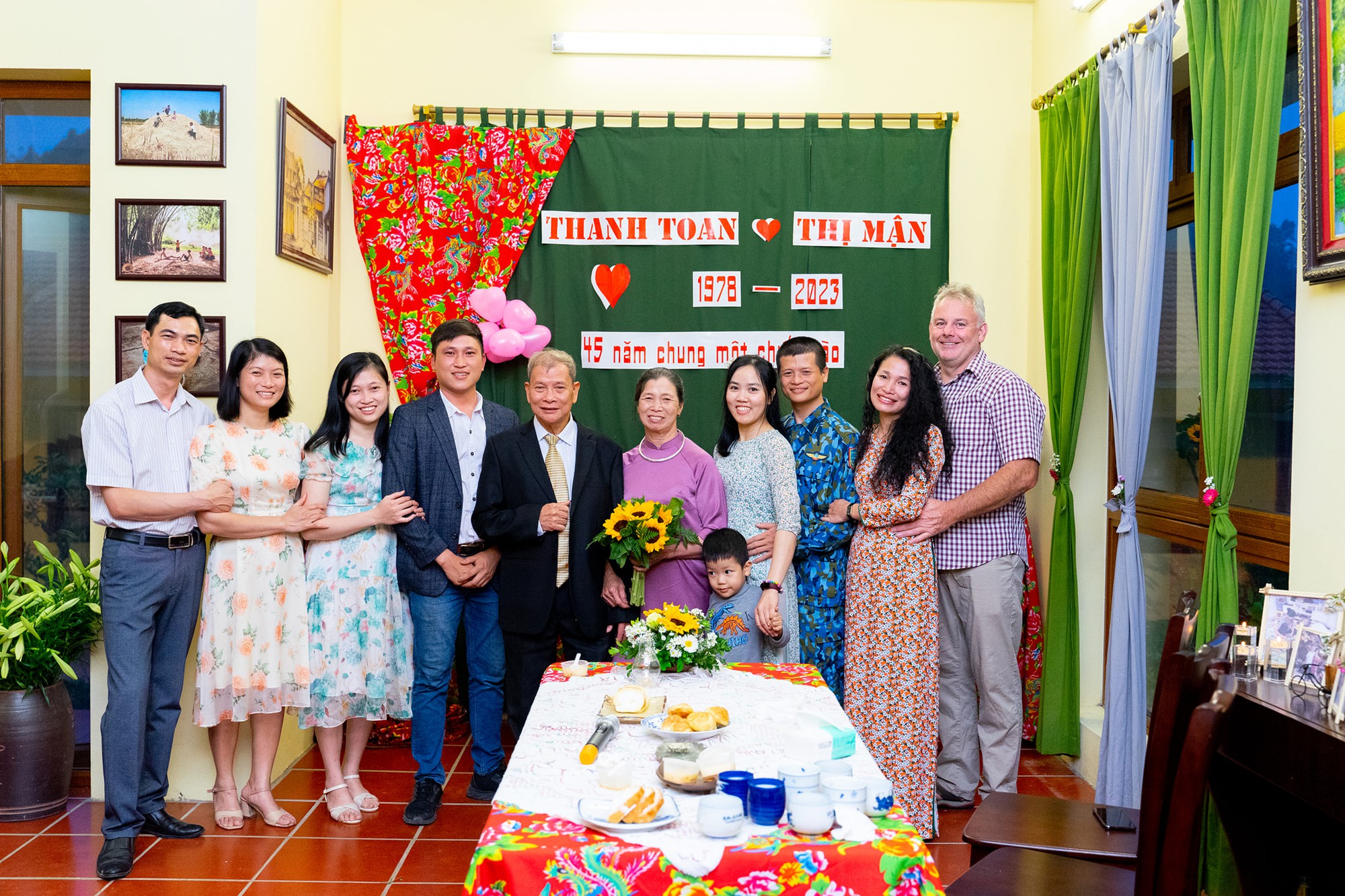 &quot;45 năm chung một chiến hào&quot;- đám cưới bí mật các con dành tặng bố mẹ tuổi 70 - Ảnh 12.