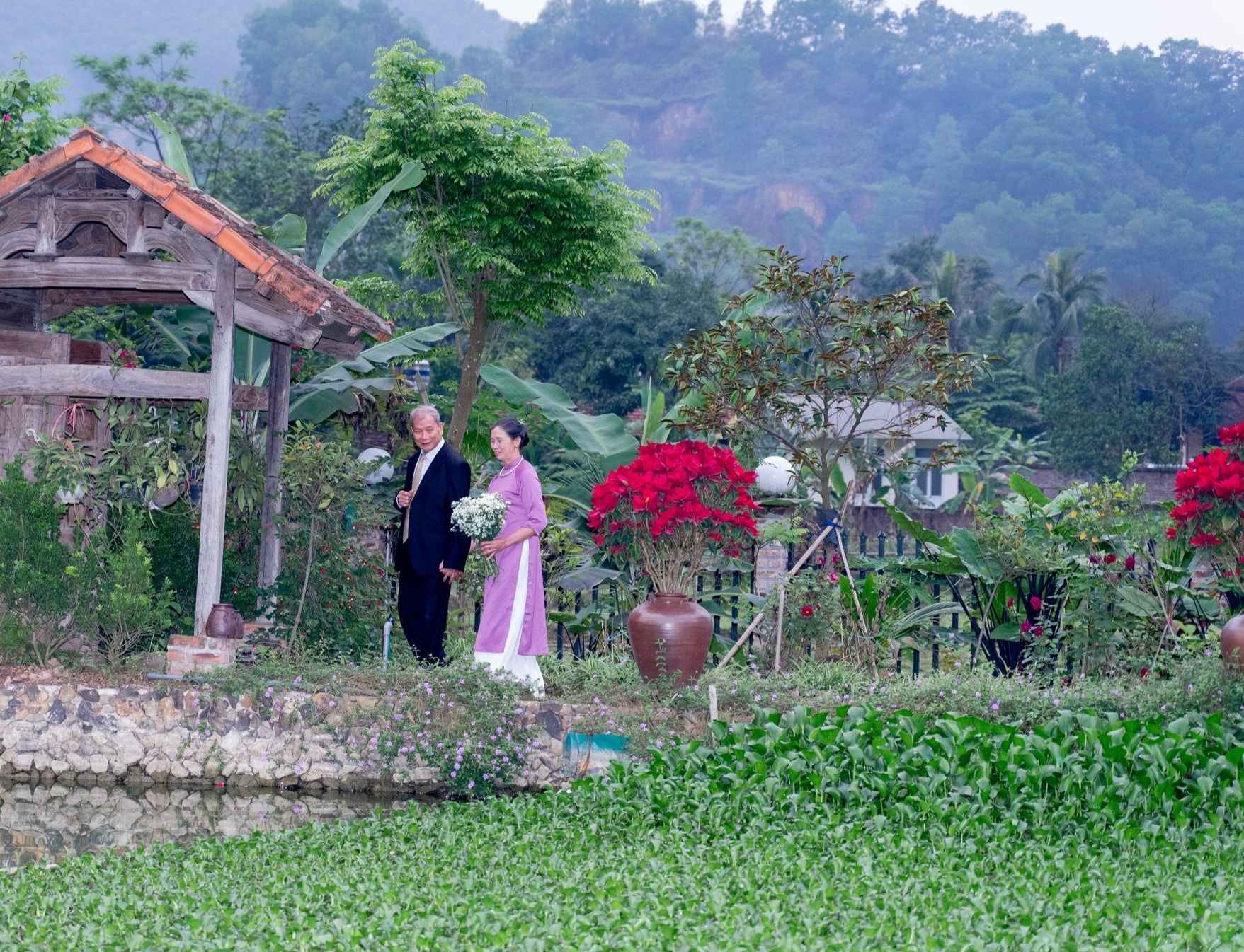 &quot;45 năm chung một chiến hào&quot;- đám cưới bí mật các con dành tặng bố mẹ tuổi 70 - Ảnh 7.