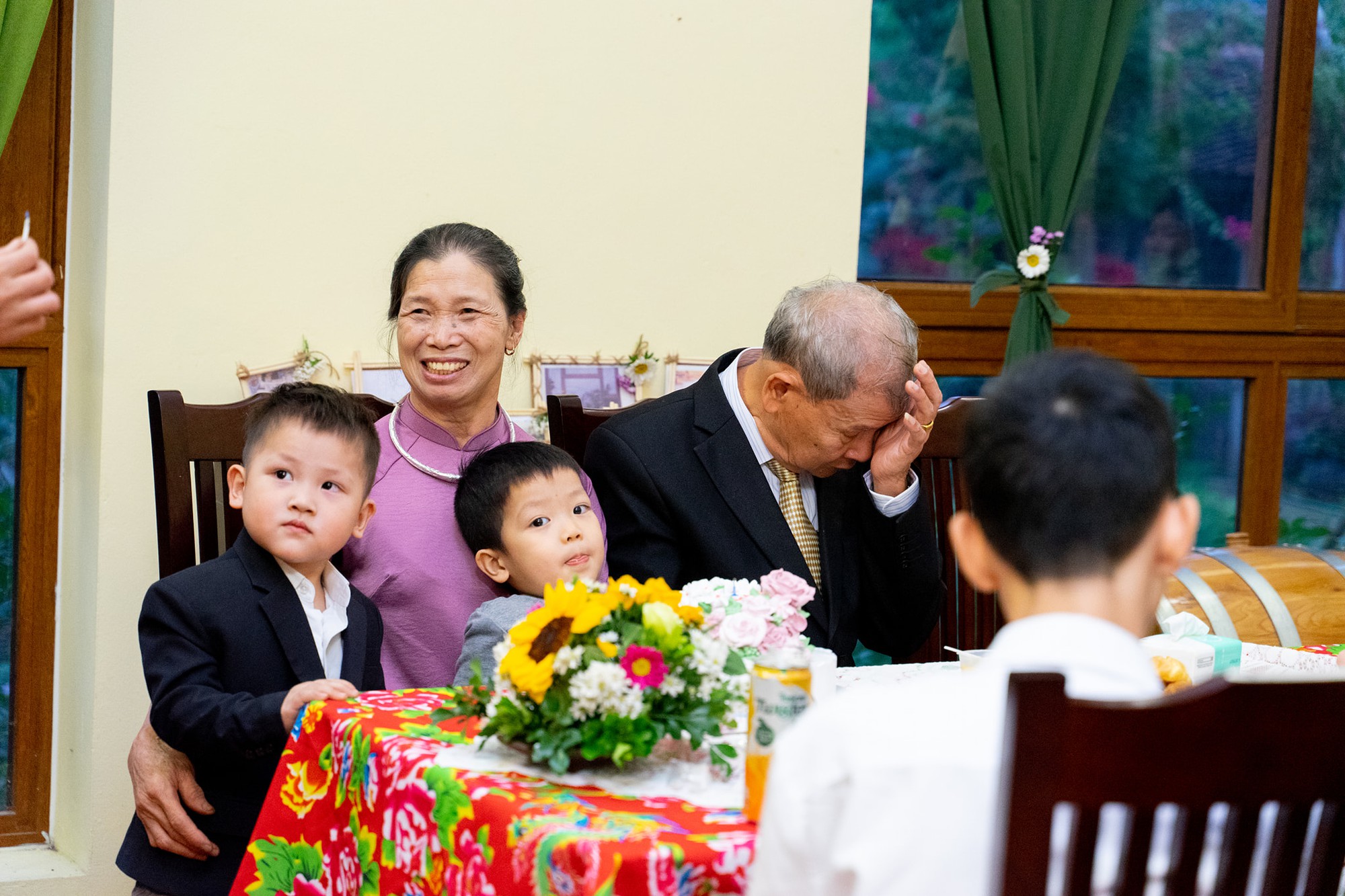 &quot;45 năm chung một chiến hào&quot;- đám cưới bí mật các con dành tặng bố mẹ tuổi 70 - Ảnh 9.