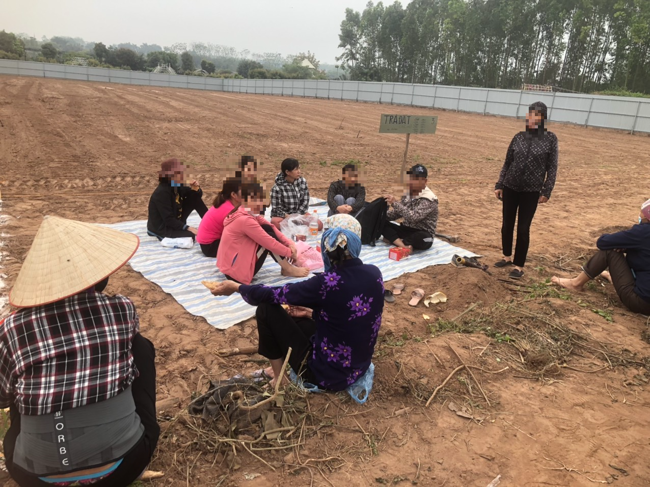 21 hộ dân được Vườn sinh thái Phúc Thọ Hoa Bay trả đất gửi thư cảm ơn Báo Dân Việt - Ảnh 1.