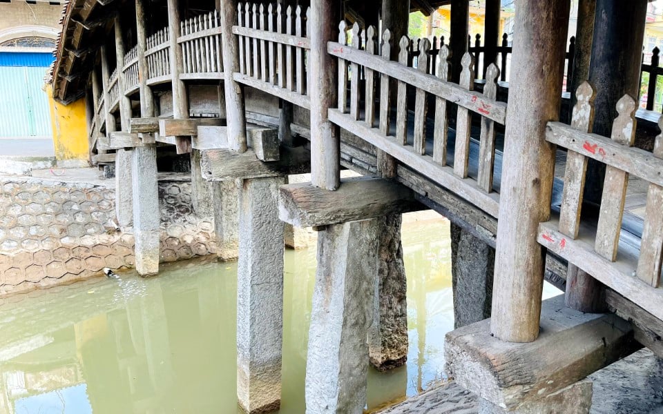 Về Nam Định ngắm vẻ lãng mạn của cầu ngói chợ Lương - Ảnh 2.