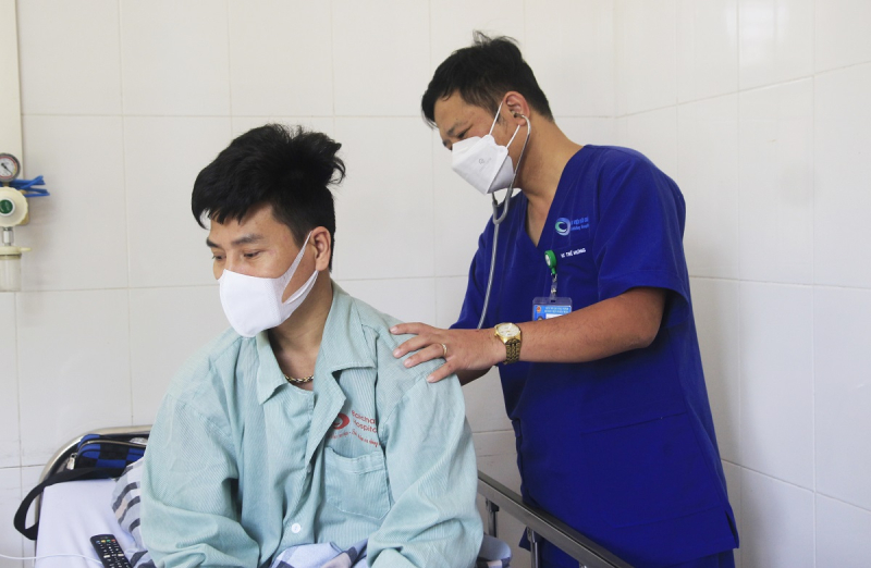 Ăn ốc biển bị ngộ độc, hai vợ chồng tê bì chân tay, đi lại khó khăn - Ảnh 2.