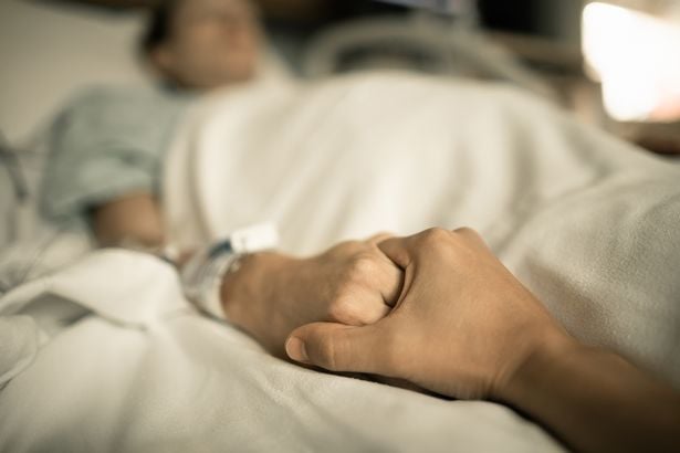 Tại sao người sắp qua đời luôn nhìn thấy những người đã khuất trong những giây phút cuối cùng của cuộc đời  - Ảnh 2.