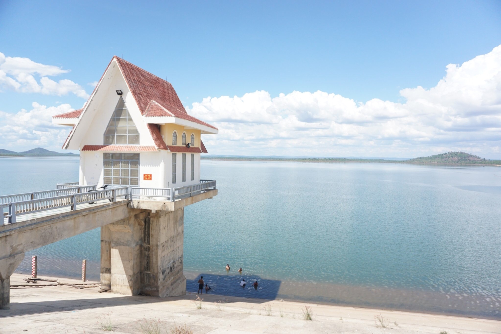 Gia Lai: Bắt 2 cán bộ liên quan việc bồi thường, tái định cư dự án thủy lợi Ia Mơ - Ảnh 1.