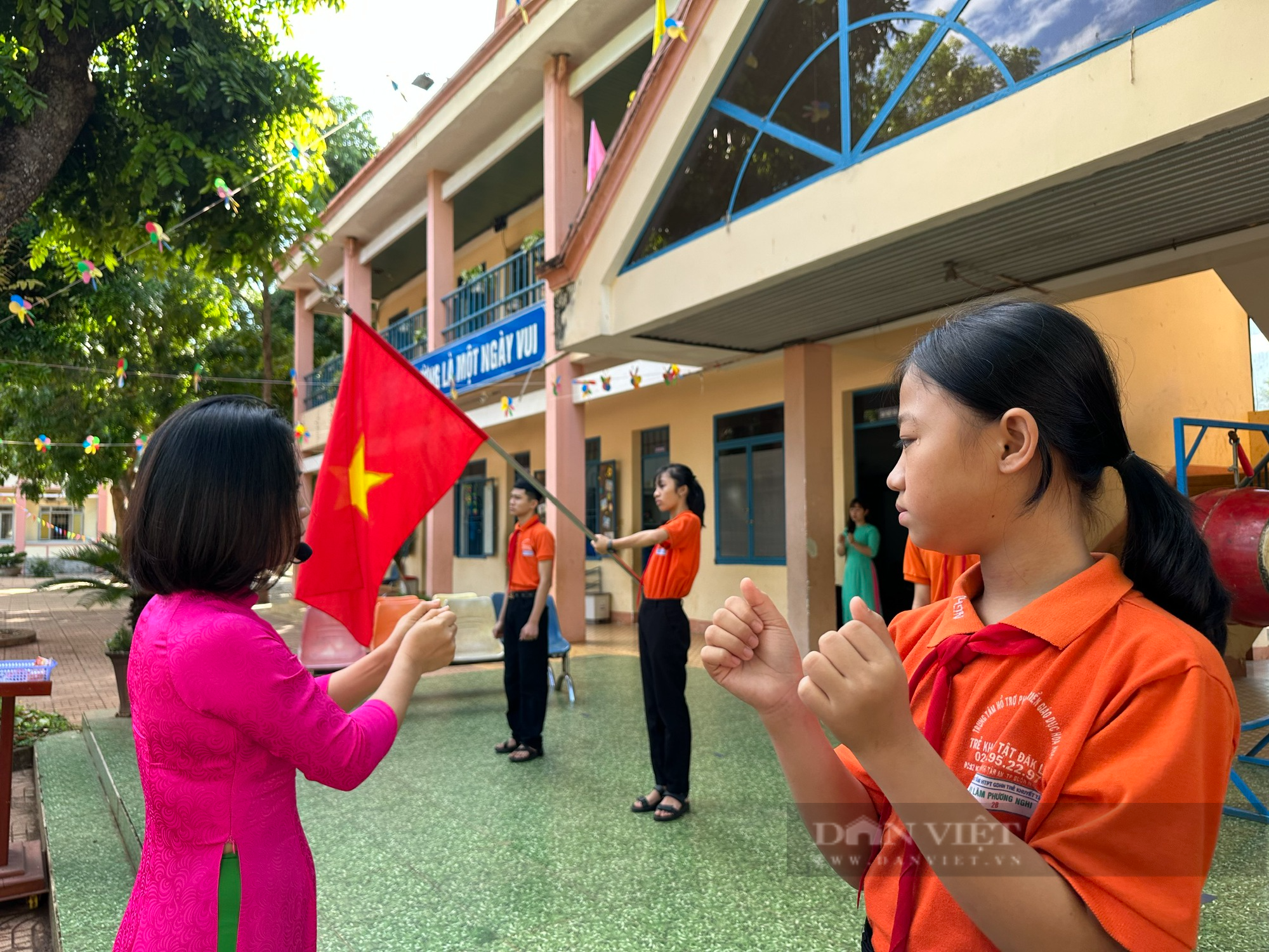 Những học sinh đặc biệt hát Quốc ca bằng trái tim - Ảnh 1.