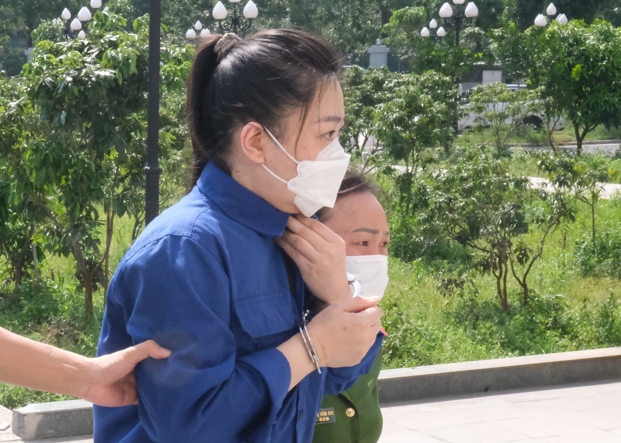 Chiêu mỹ nhân kế, gạ khách tới quán rồi “dí bill” của cựu đại úy Lê Thị Hiền và đồng phạm - Ảnh 1.