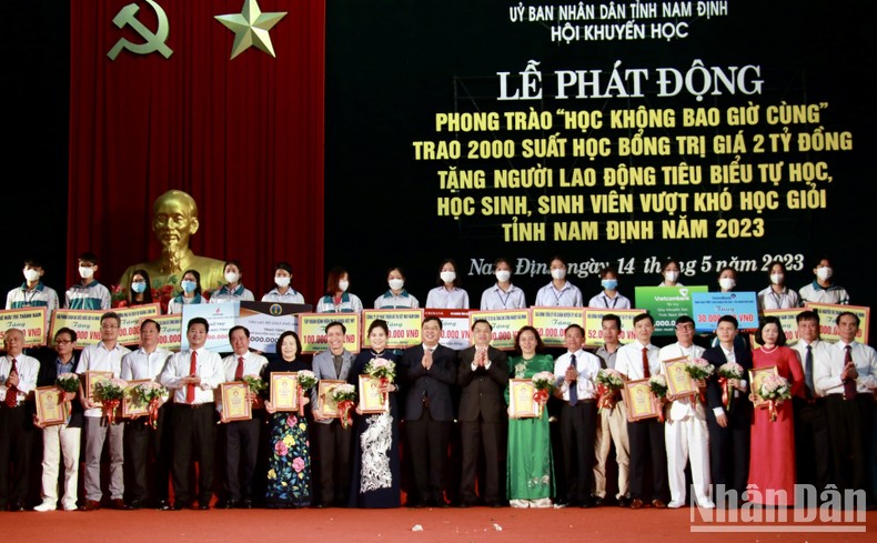 Trao 2.000 suất học bổng với tổng trị giá 2 tỷ đồng  - Ảnh 1.