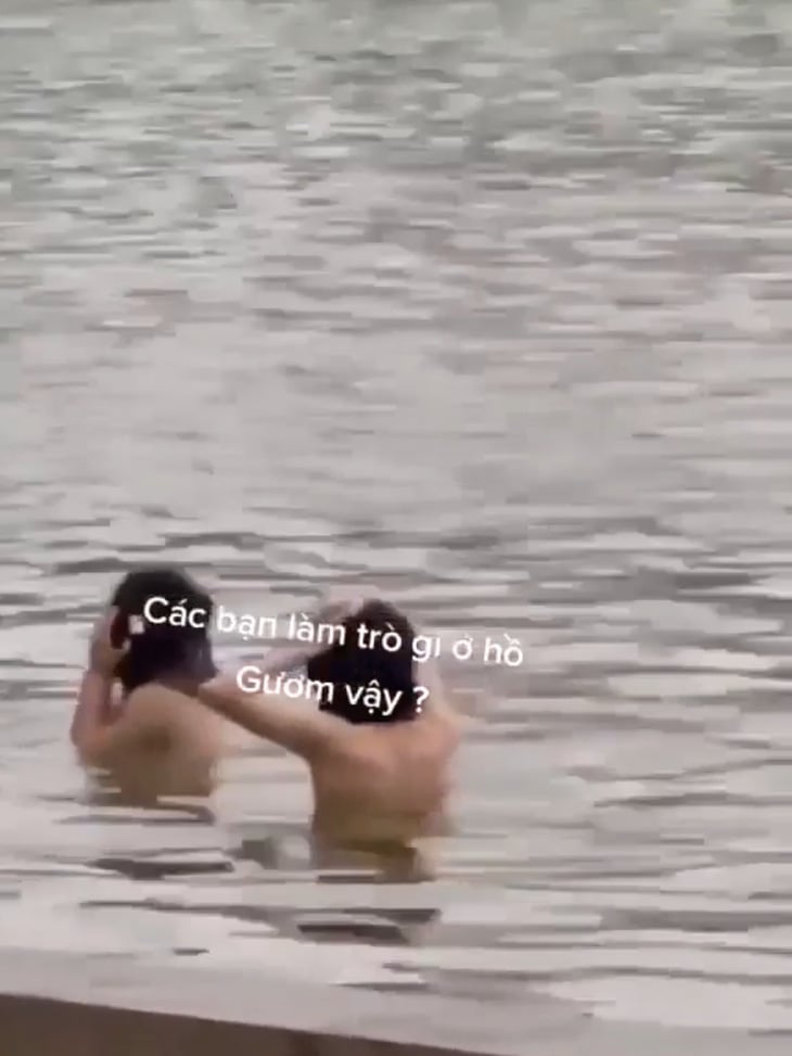 Hai thiếu nữ tắm ở hồ Hoàn Kiếm vì &quot;cá cược&quot; - Ảnh 1.