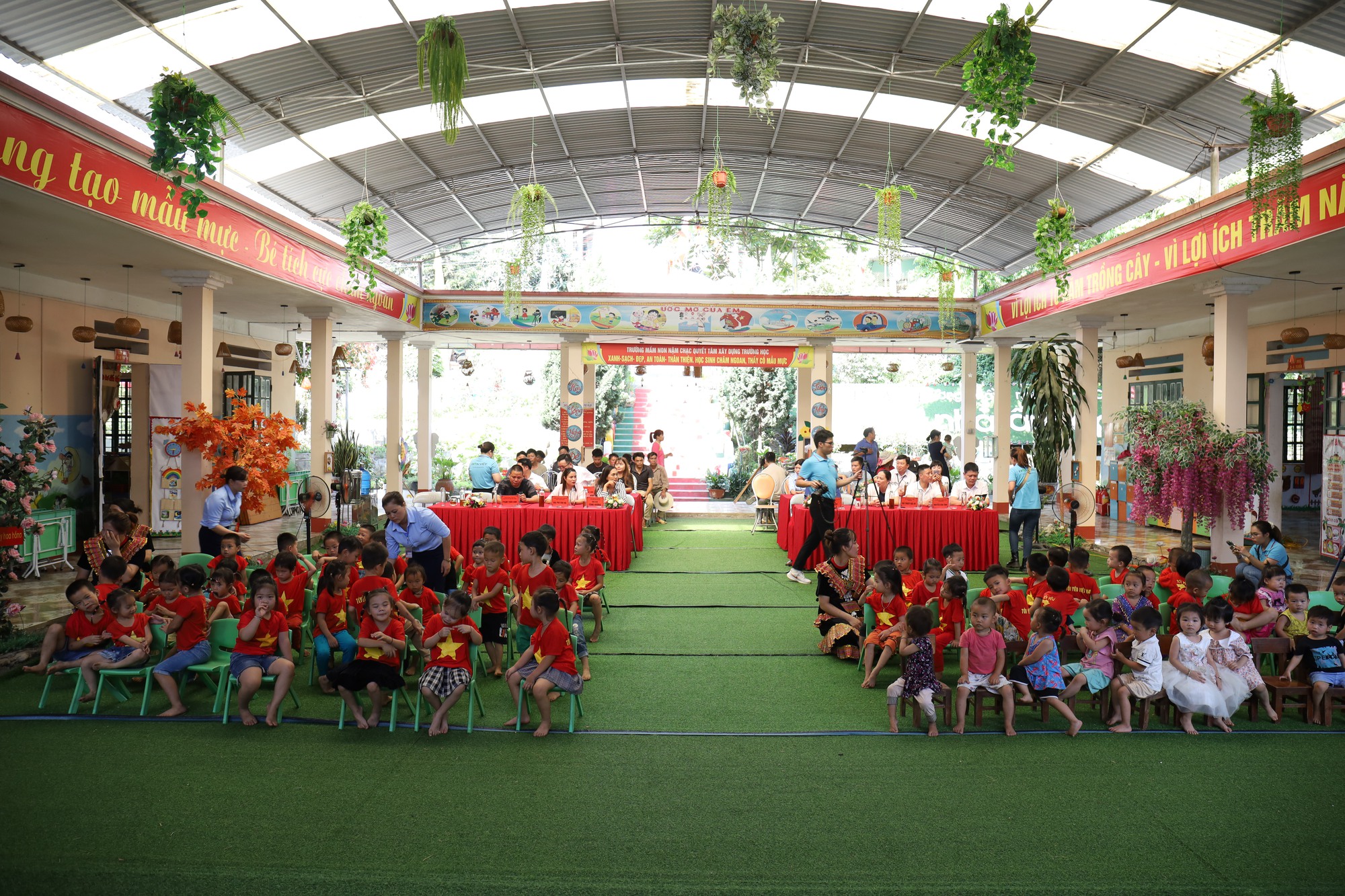 Khoảnh khắc rộn ràng trong ngày hội nơi vùng biên cương  - Ảnh 2.