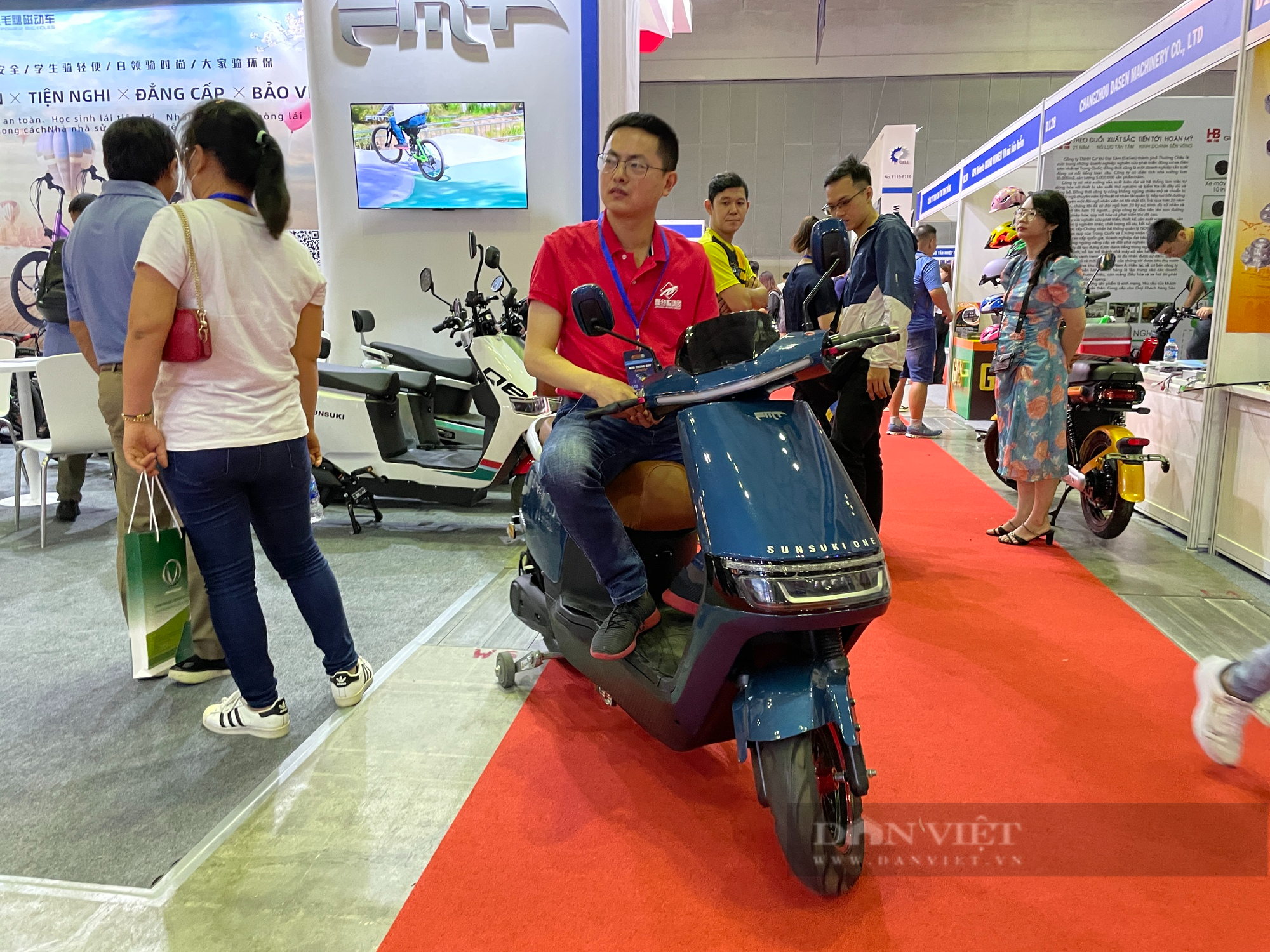 Dàn xe điện Trung Quốc &quot;khủng&quot; đang được giới thiệu, trình diễn tại TP.HCM - Ảnh 2.