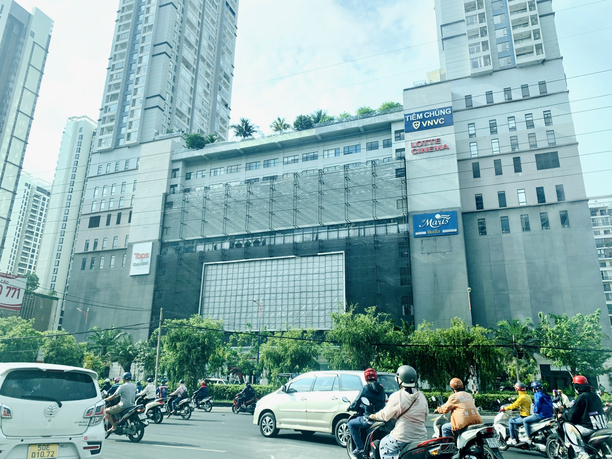 TP.HCM: Trung tâm thương mại &quot;đắp chiếu&quot;, doanh nghiệp chuyển hướng làm văn phòng cho thuê - Ảnh 3.
