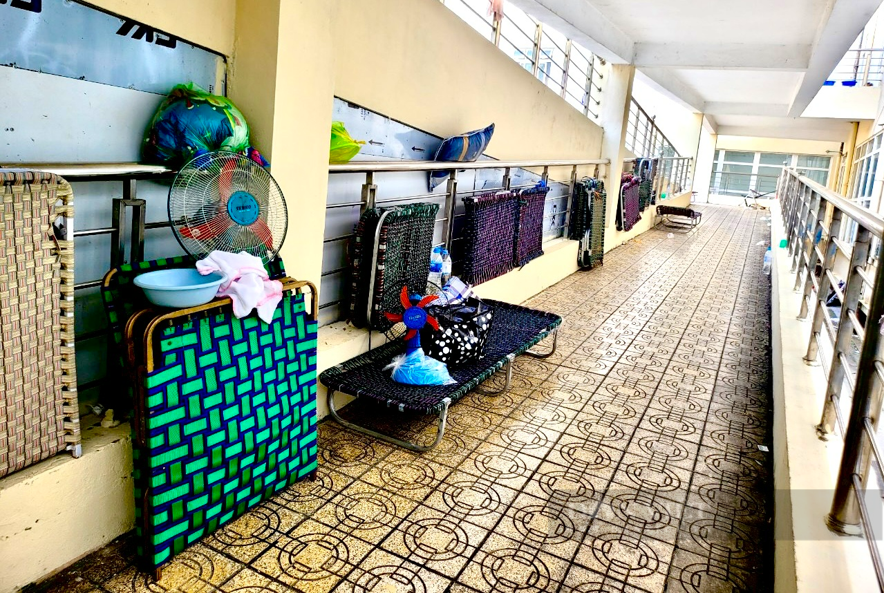 Cuộc sống trong bệnh viện những ngày nắng nóng khủng khiếp tại Nghệ An - Ảnh 4. Cuộc sống trong bệnh viện những ngày nắng nóng khủng khiếp tại Nghệ An - Ảnh 4.