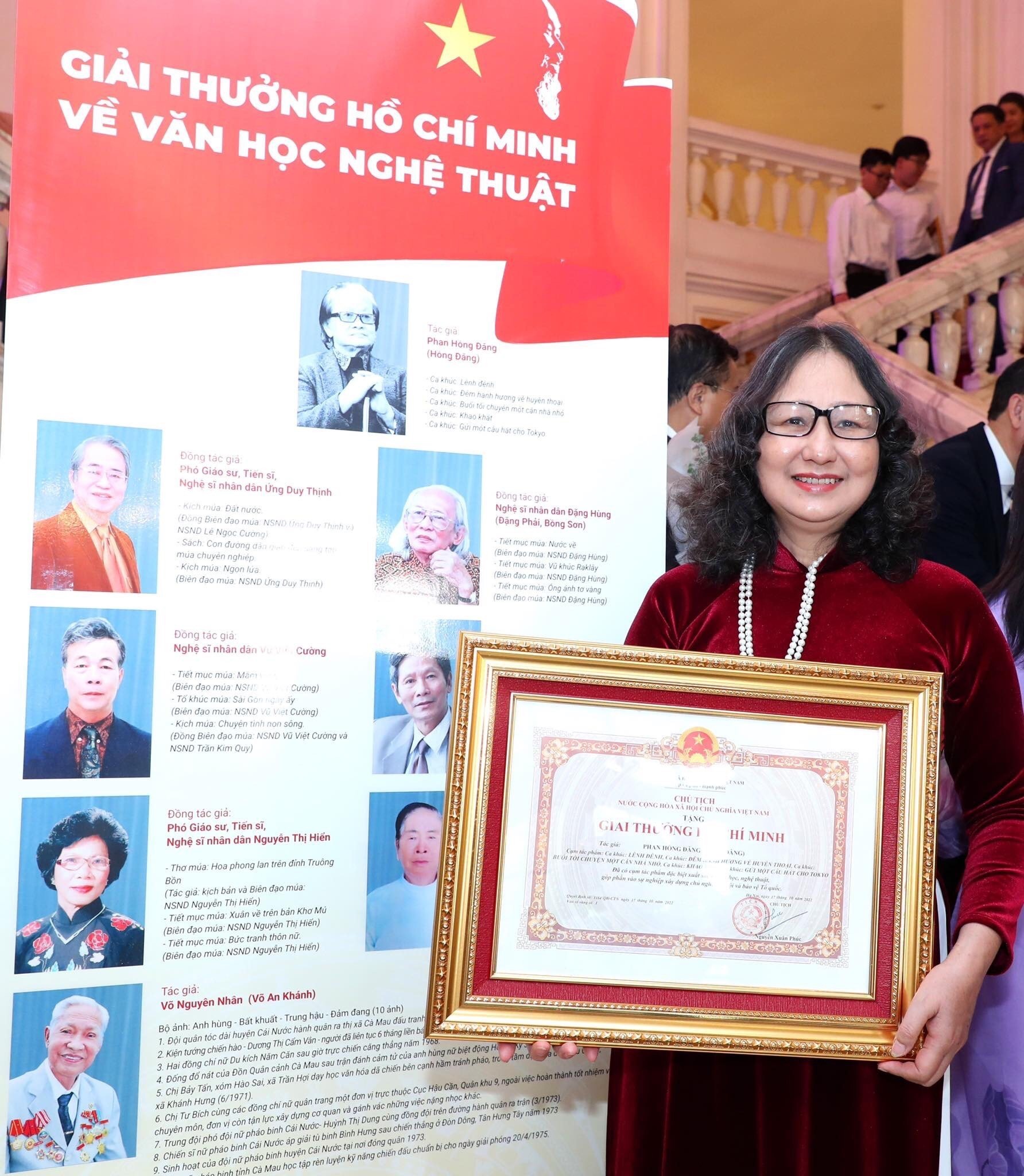 Điều tiếc nuối của con gái nhạc sĩ Văn Ký, NSND Lý Thái Dũng khi đến nhận giải thưởng thay cha mình - Ảnh 1.
