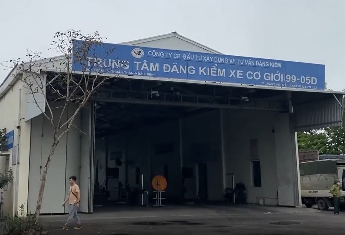 Nhận hối lộ để bỏ qua các lỗi kỹ thuật, Giám đốc Trung tâm Đăng kiểm xe cơ giới 99 - 05D bị khởi tố - Ảnh 1.