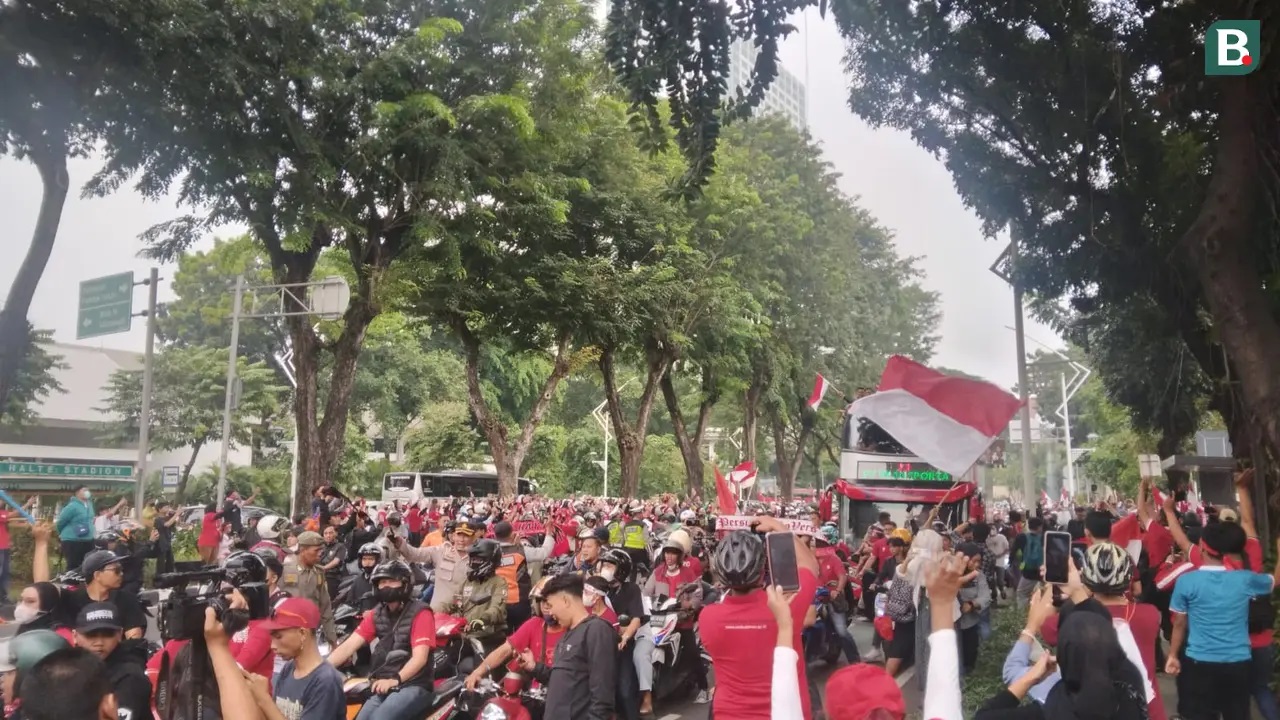 Clip: U22 Indonesia diễu hành mừng HCV SEA Games 32 - Ảnh 3.