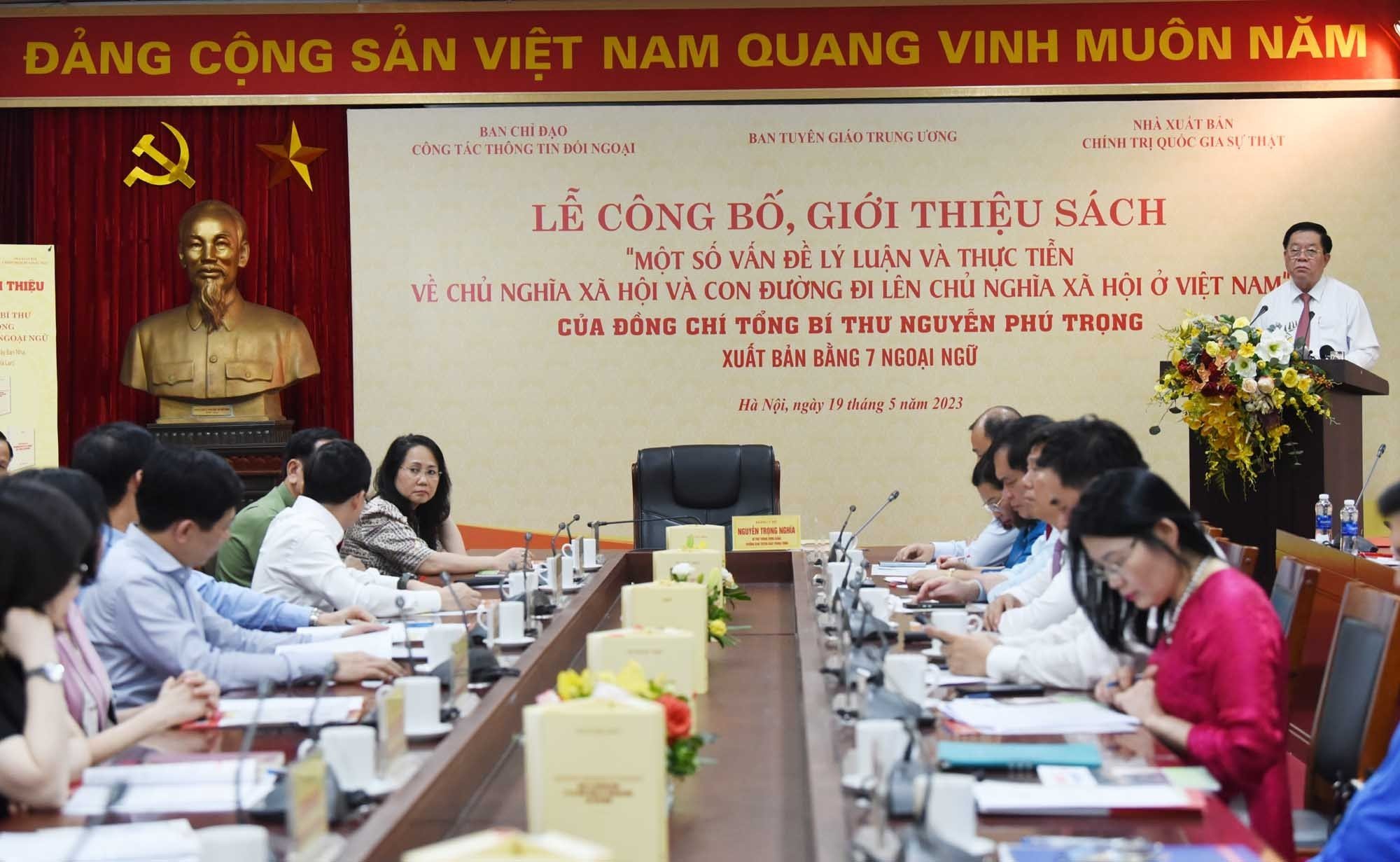 Cuốn sách của Tổng bí thư Nguyễn Phú Trọng được xuất bản bằng 7 ngoại ngữ - Ảnh 1.