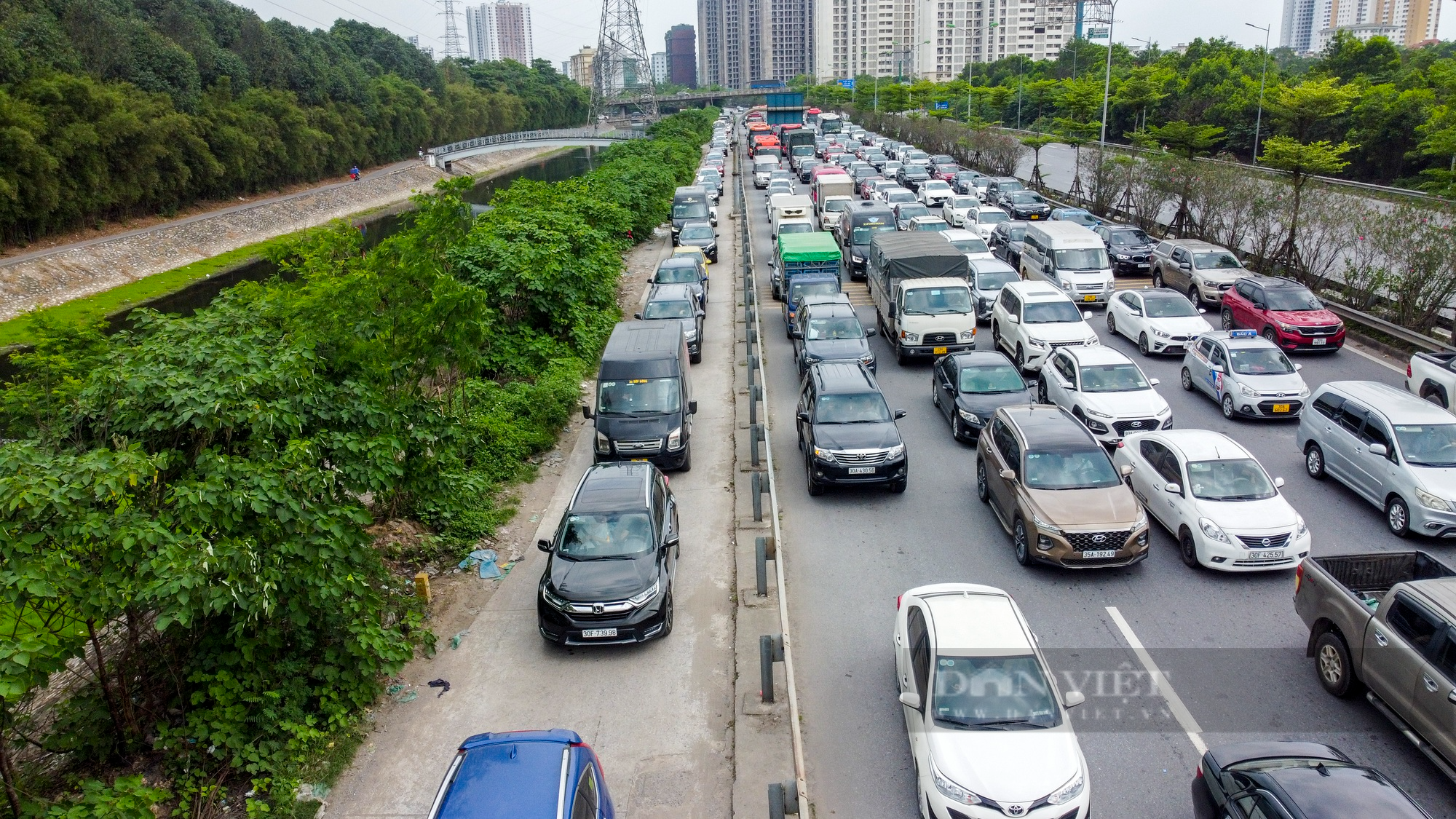Người dân vẫn không thoát cảnh ùn tắc dù trở lại Hà Nội sớm 1 ngày - Ảnh 2.