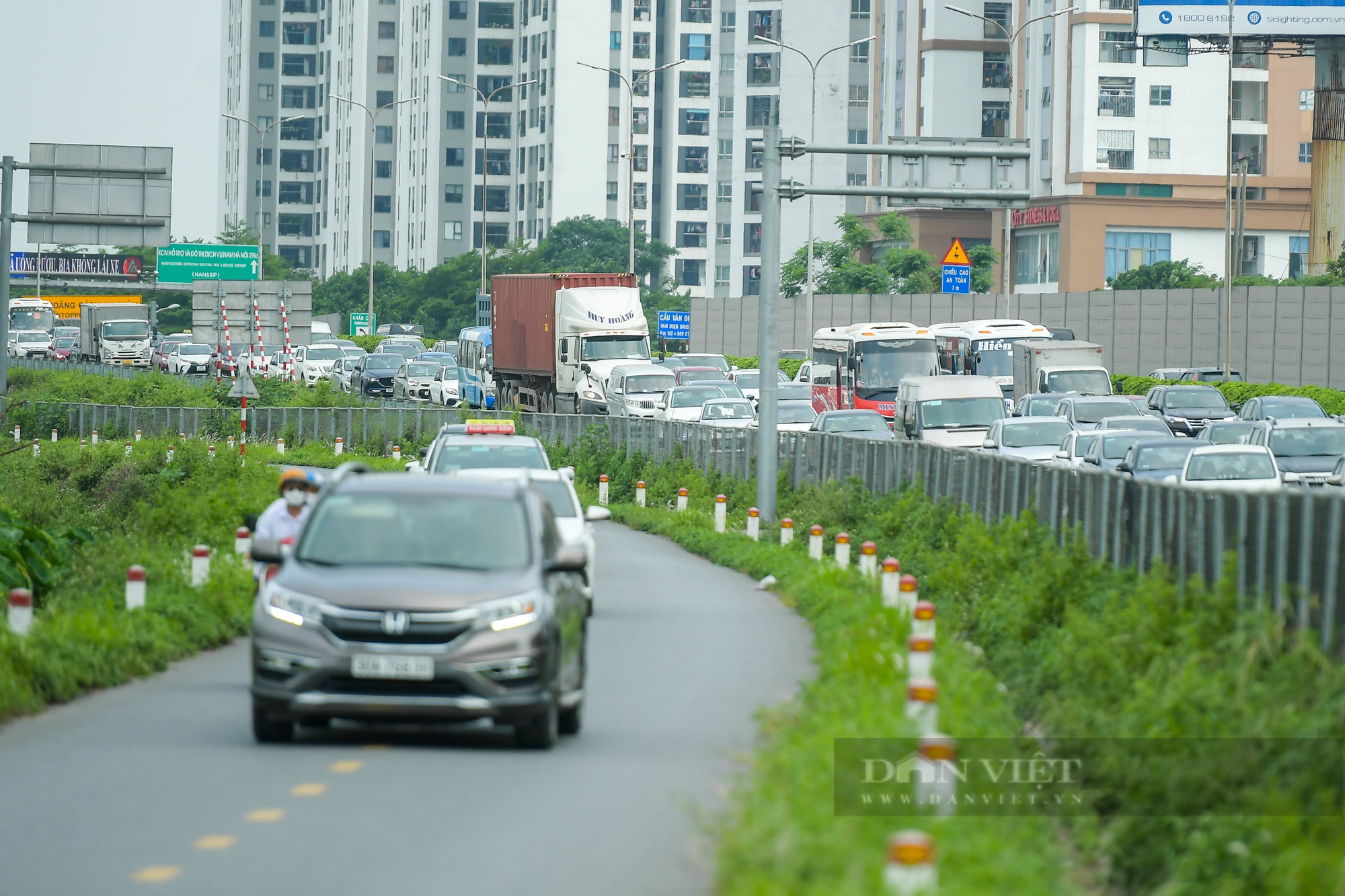 Người dân vẫn không thoát cảnh ùn tắc dù trở lại Hà Nội sớm 1 ngày - Ảnh 3.