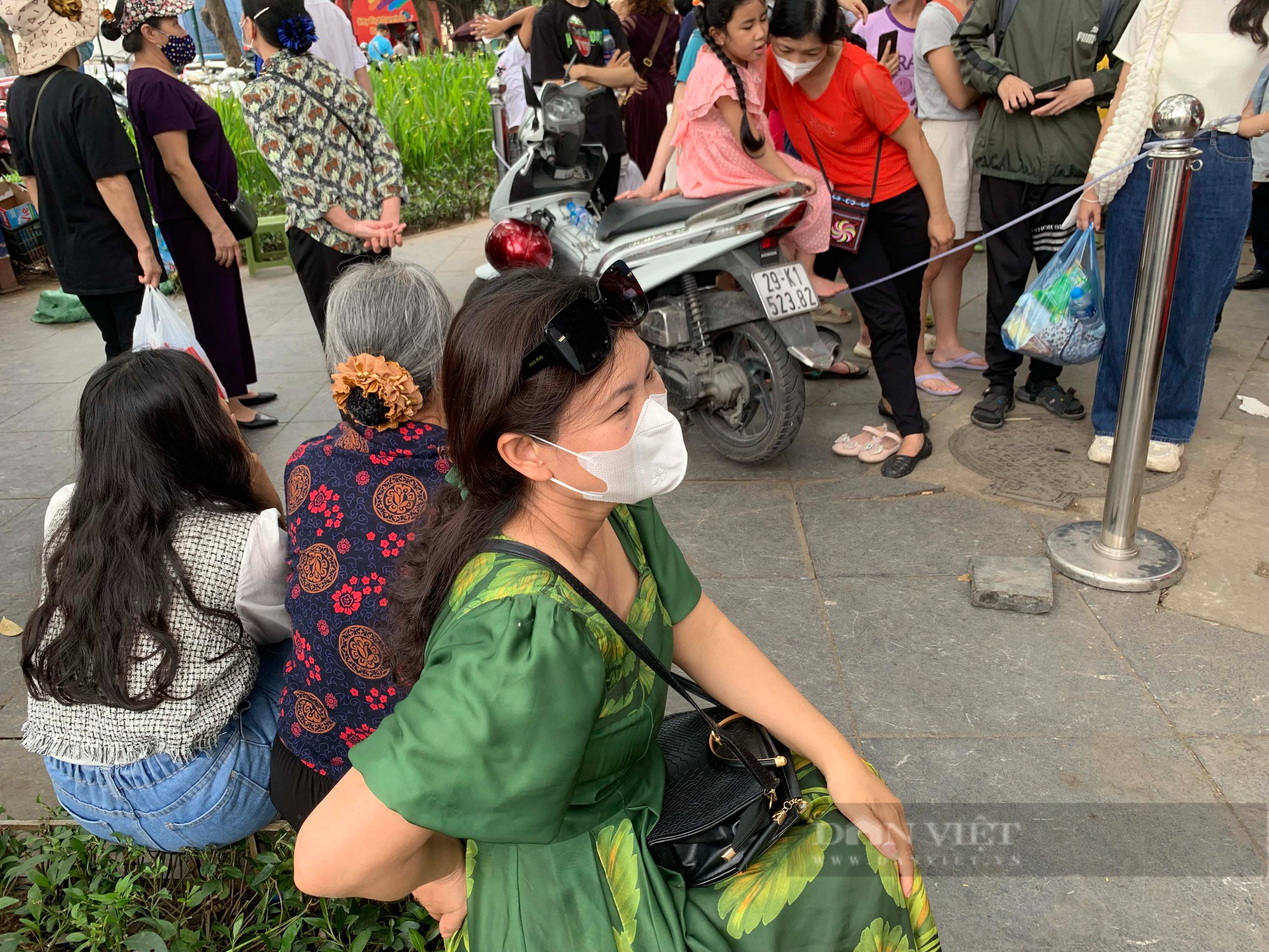 Du khách đổ xô xếp hàng, doanh nghiệp đóng cửa bán vé huy động xe buýt 2 tầng chở khách miễn phí - Ảnh 2.