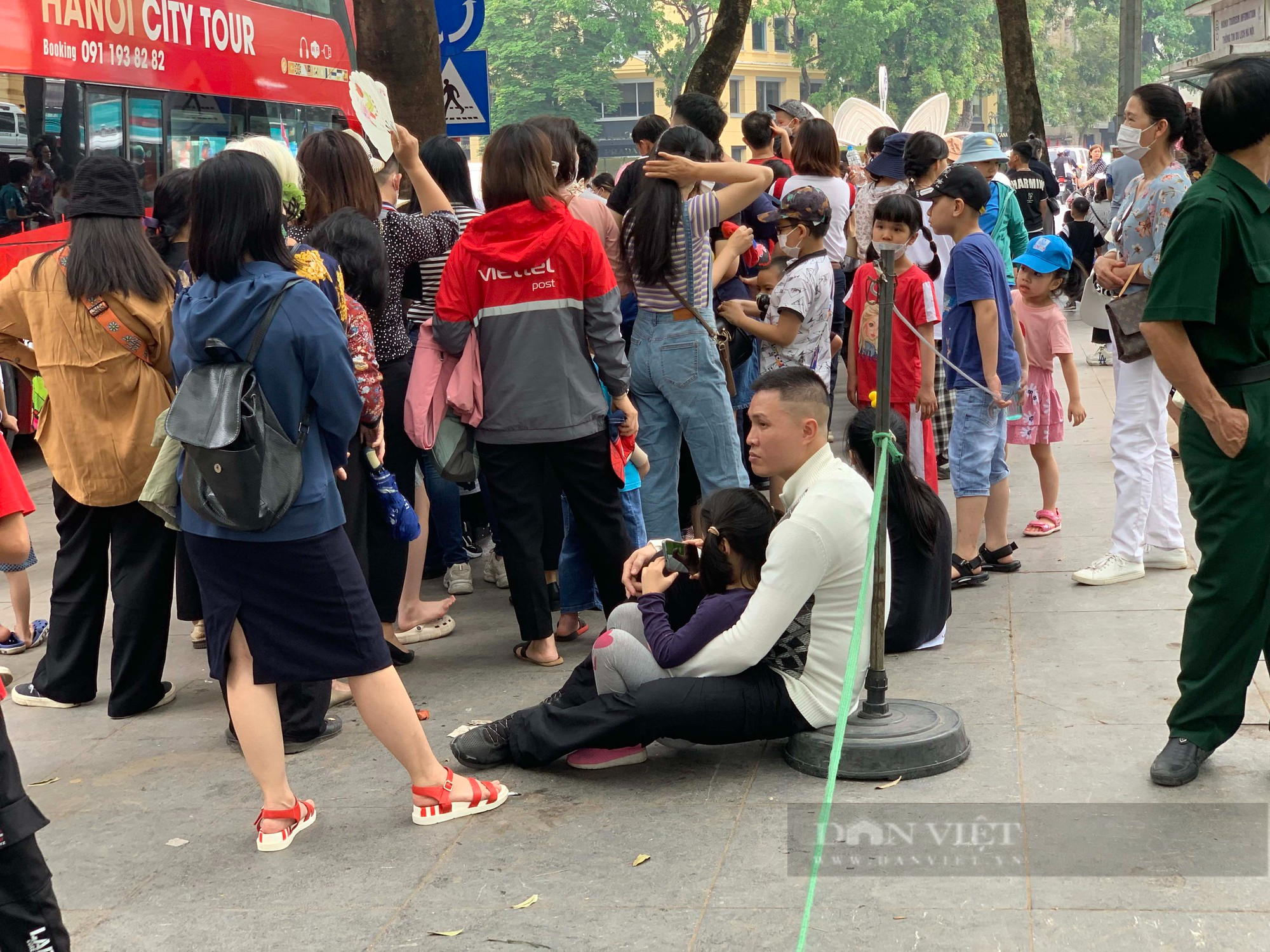 Du khách đổ xô xếp hàng, doanh nghiệp đóng cửa bán vé huy động xe buýt 2 tầng chở khách miễn phí - Ảnh 3.