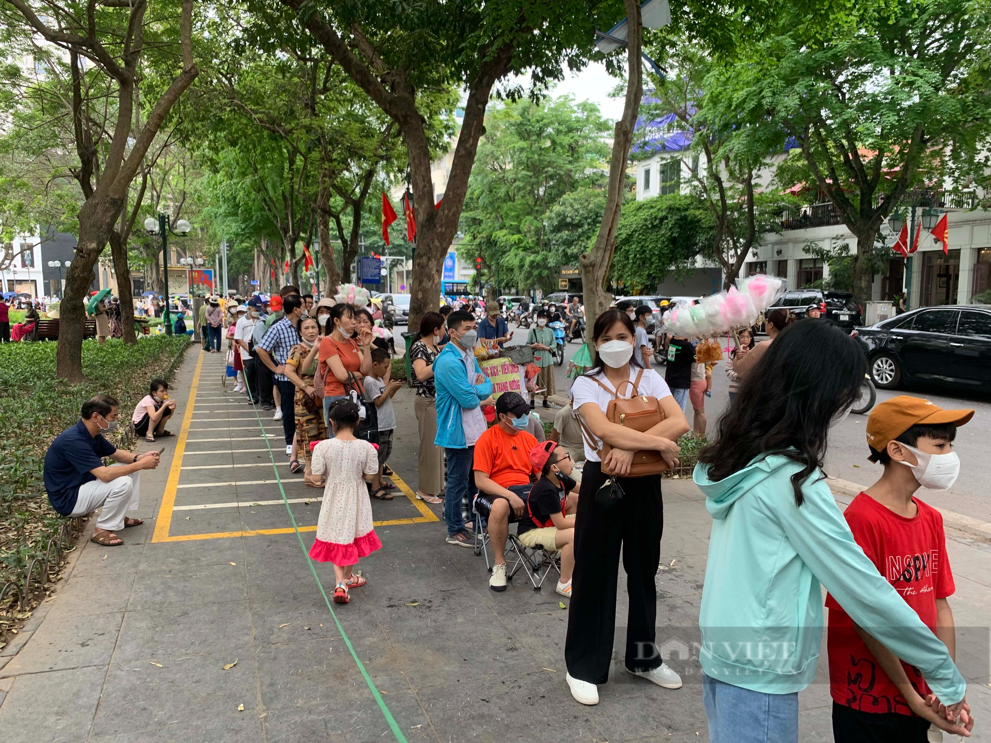 Du khách đổ xô xếp hàng, doanh nghiệp đóng cửa bán vé huy động xe buýt 2 tầng chở khách miễn phí - Ảnh 4.
