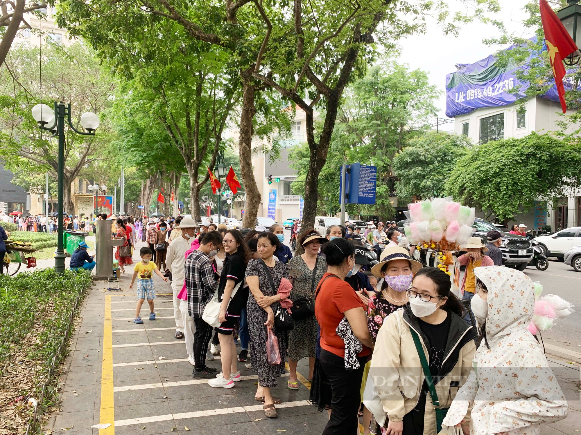 Du khách đổ xô xếp hàng, doanh nghiệp đóng cửa bán vé huy động xe buýt 2 tầng chở khách miễn phí - Ảnh 5.
