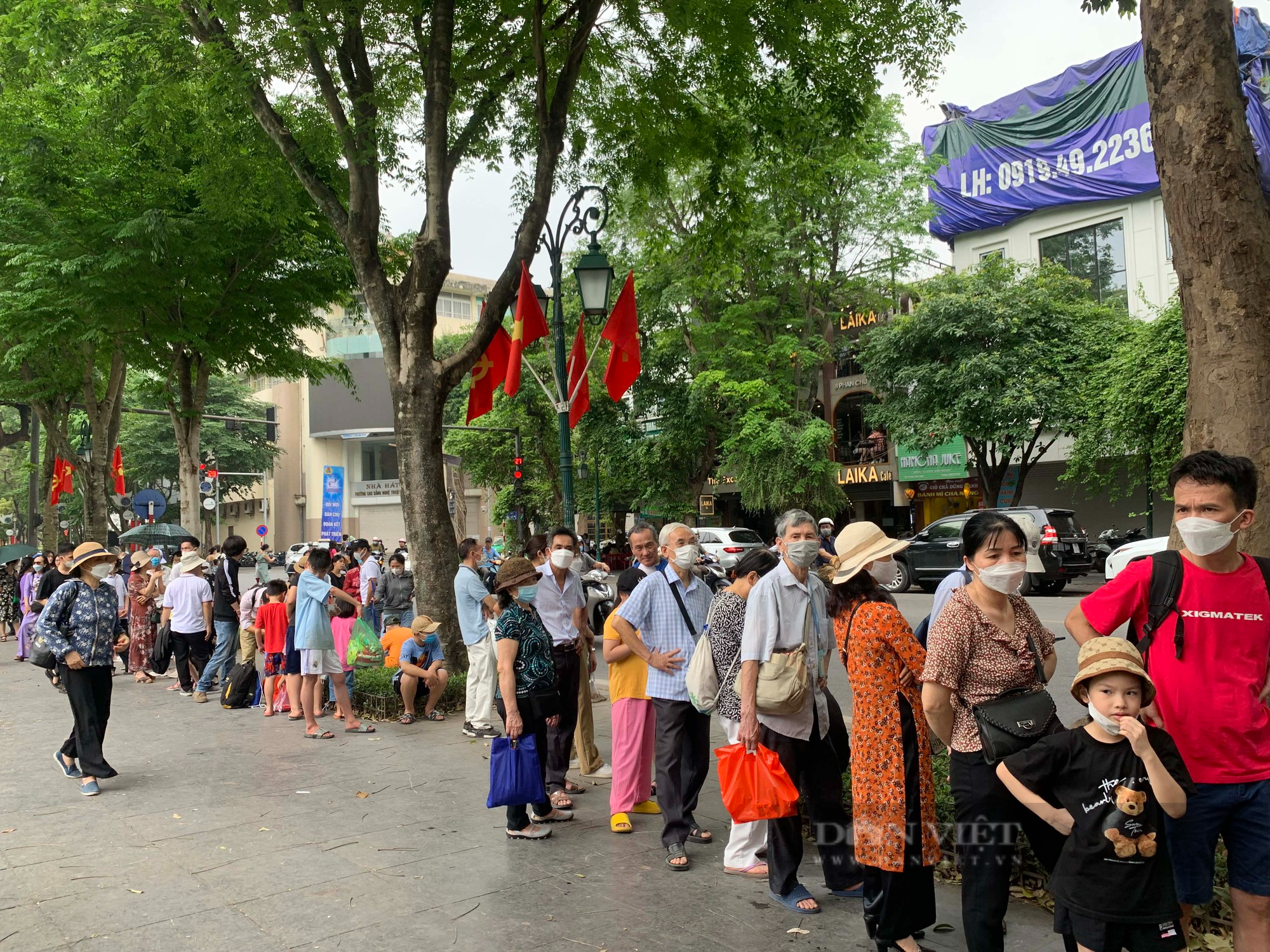 Du khách đổ xô xếp hàng, doanh nghiệp đóng cửa bán vé huy động xe buýt 2 tầng chở khách miễn phí - Ảnh 6.