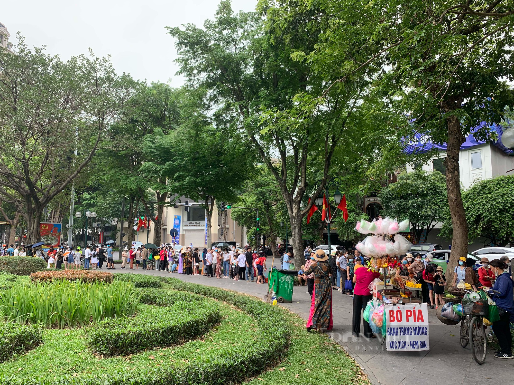 Du khách đổ xô xếp hàng, doanh nghiệp đóng cửa bán vé huy động xe buýt 2 tầng chở khách miễn phí - Ảnh 7.