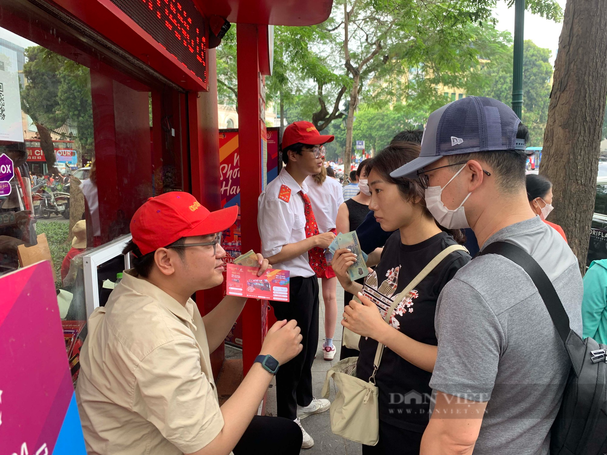Du khách đổ xô xếp hàng, doanh nghiệp đóng cửa bán vé huy động xe buýt 2 tầng chở khách miễn phí - Ảnh 9.