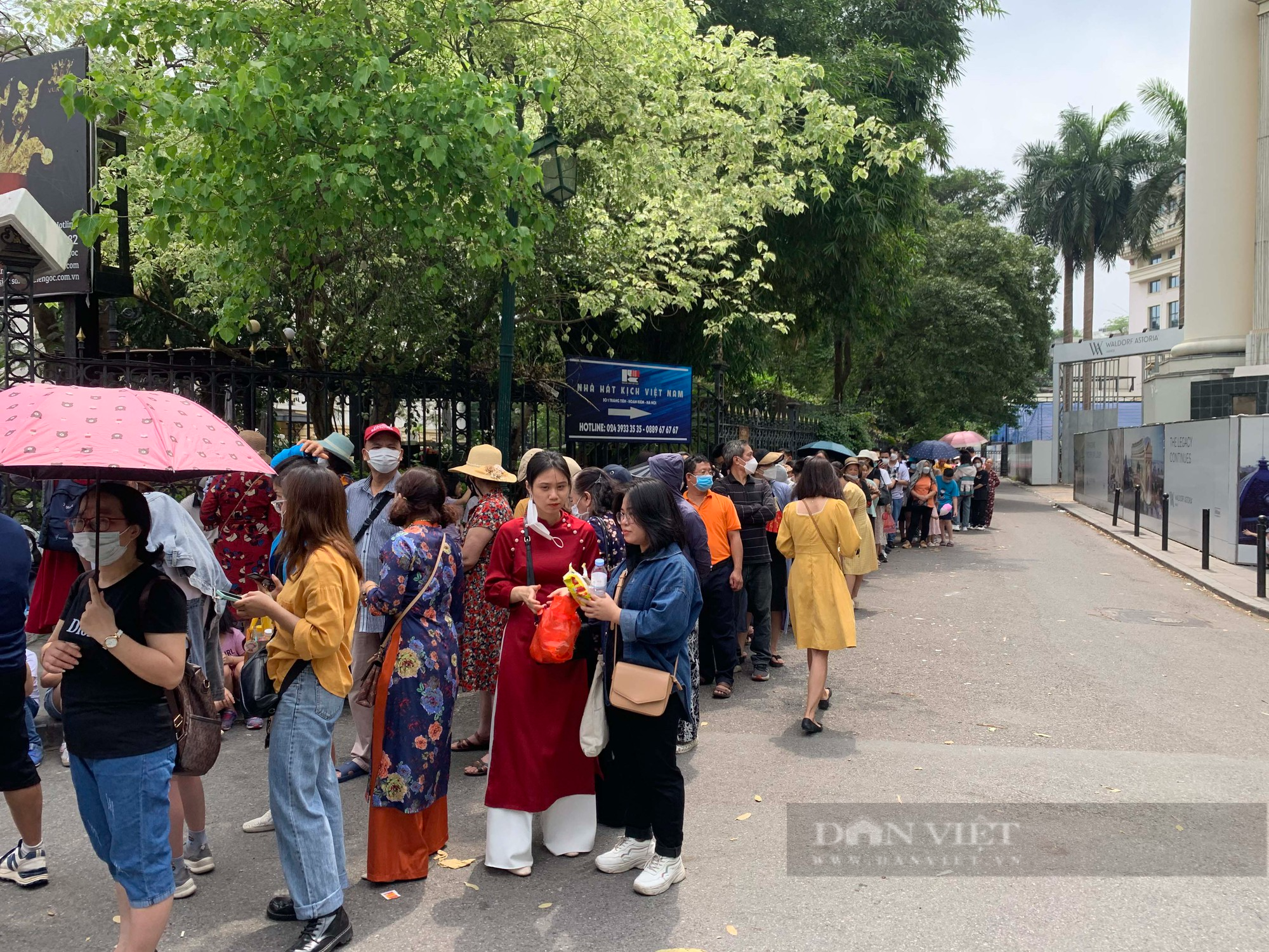 Du khách đổ xô xếp hàng, doanh nghiệp đóng cửa bán vé huy động xe buýt 2 tầng chở khách miễn phí - Ảnh 11.