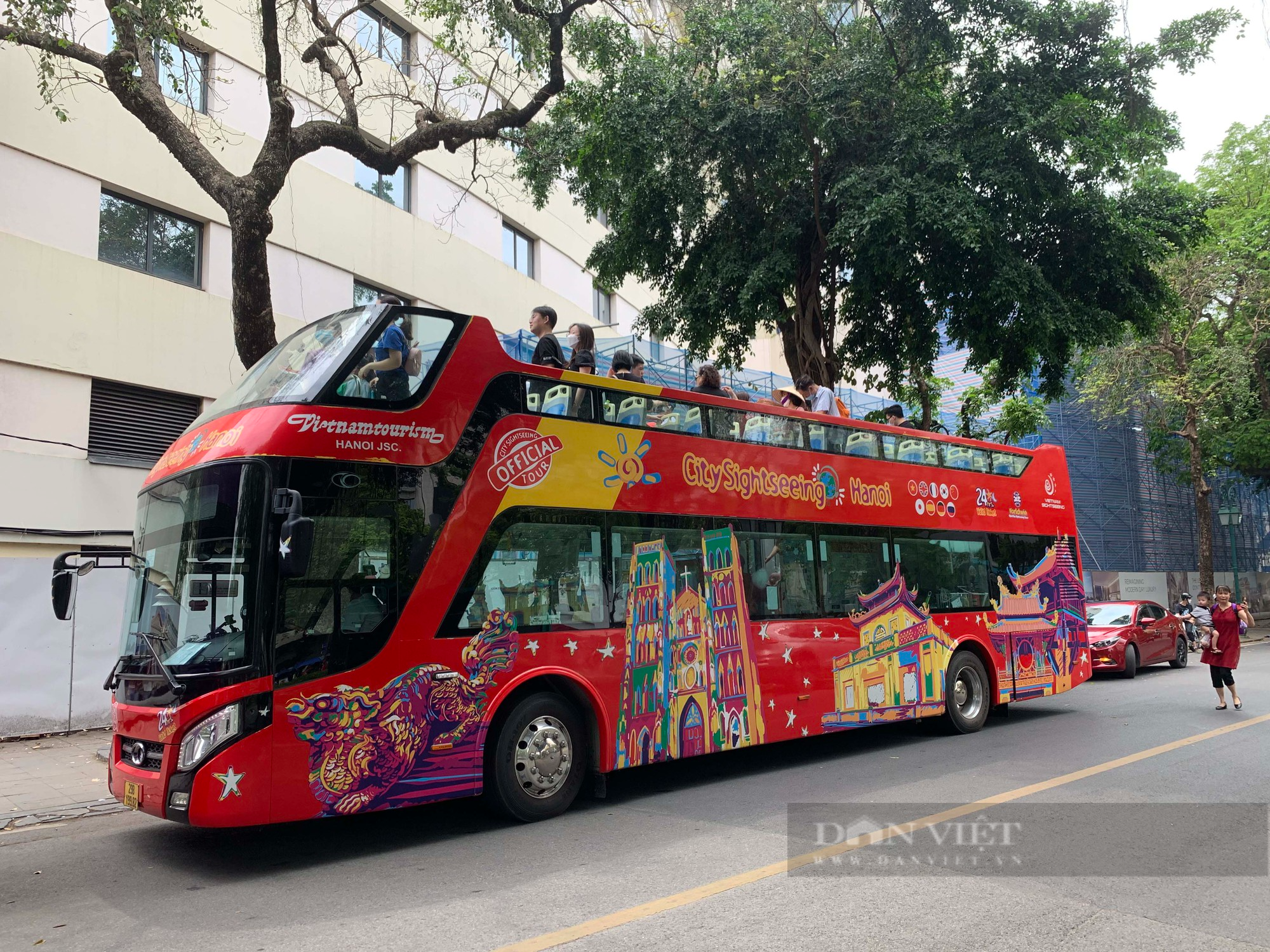 Du khách đổ xô xếp hàng, doanh nghiệp đóng cửa bán vé huy động xe buýt 2 tầng chở khách miễn phí - Ảnh 12.