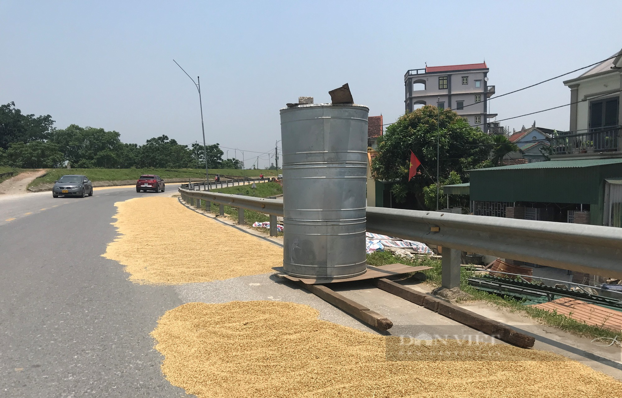 Đánh cược với tính mạng, nông dân ra quốc lộ phơi nông sản giữa dòng phương tiện lao vun vút - Ảnh 10.