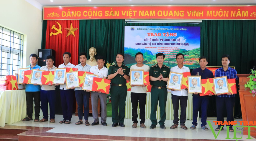 Lai Châu: Tặng cờ Tổ quốc và ảnh Bác Hồ cho người dân biên giới Huổi Luông - Ảnh 1. Lai Châu: Tặng cờ Tổ quốc và ảnh Bác Hồ cho người dân biên giới Huổi Luông - Ảnh 1.