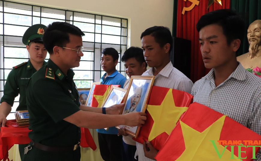 Lai Châu: Tặng cờ Tổ quốc và ảnh Bác Hồ cho người dân biên giới Huổi Luông - Ảnh 2. Lai Châu: Tặng cờ Tổ quốc và ảnh Bác Hồ cho người dân biên giới Huổi Luông - Ảnh 2.