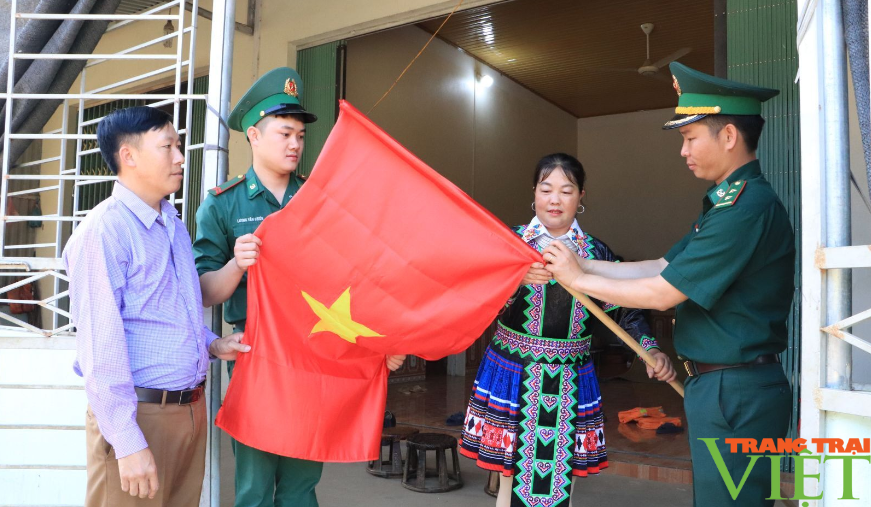 Lai Châu: Tặng cờ Tổ quốc và ảnh Bác Hồ cho người dân biên giới Huổi Luông - Ảnh 3. Lai Châu: Tặng cờ Tổ quốc và ảnh Bác Hồ cho người dân biên giới Huổi Luông - Ảnh 3.