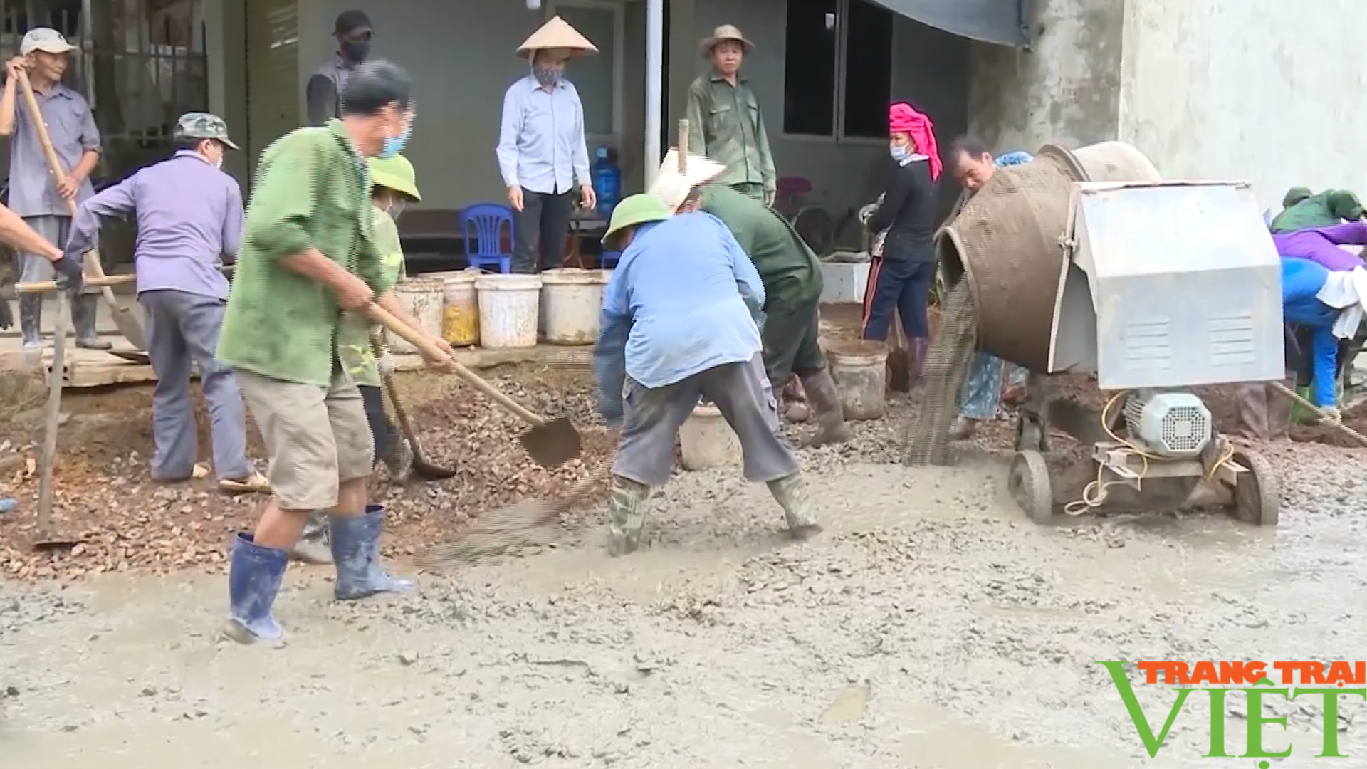 Lên vùng cao xem nông dân xây dựng NTM kiểu mẫu - Ảnh 5.