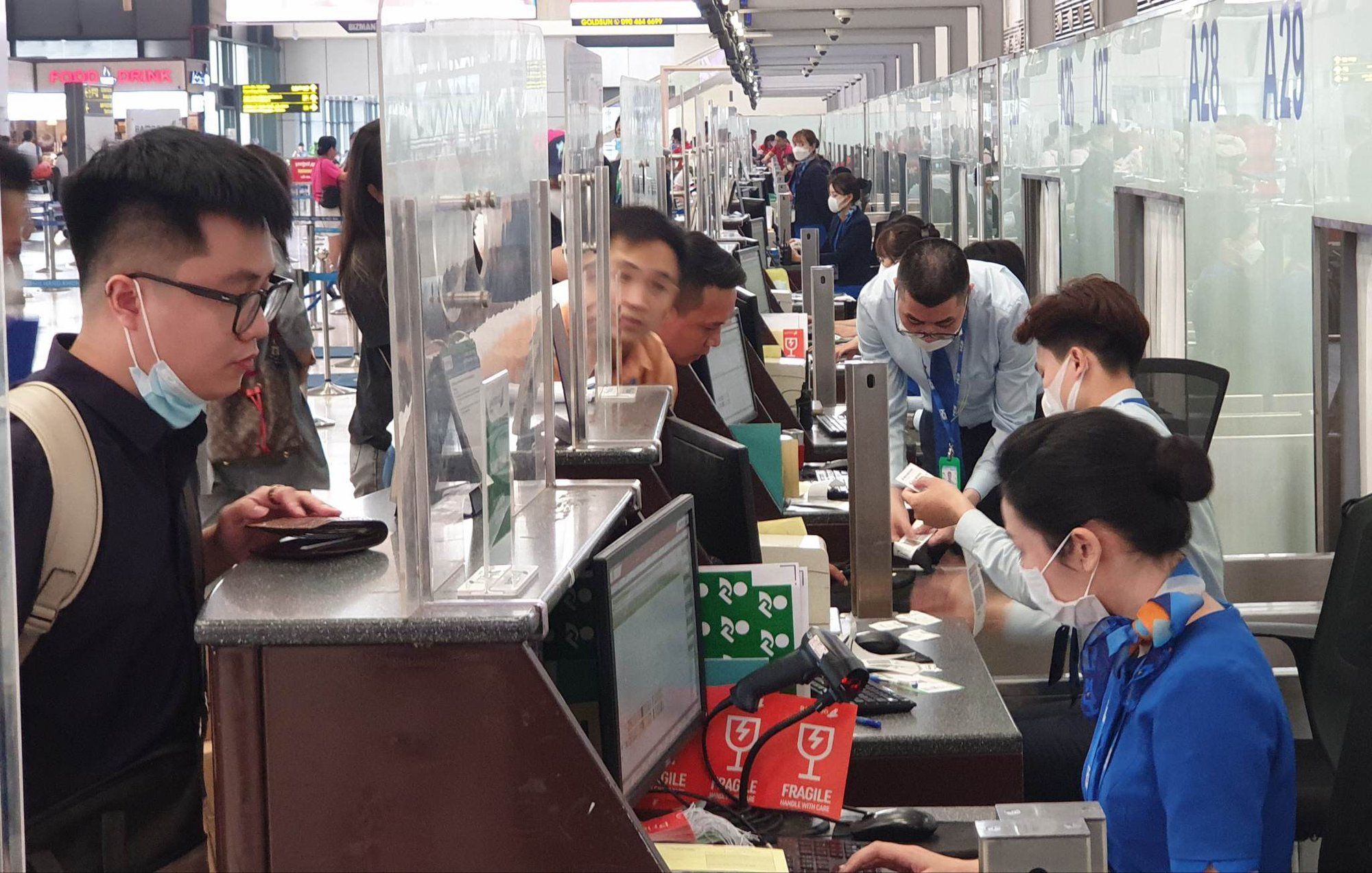 Vì sao Chính phủ không đồng ý bỏ trần giá vé máy bay? - Ảnh 1.