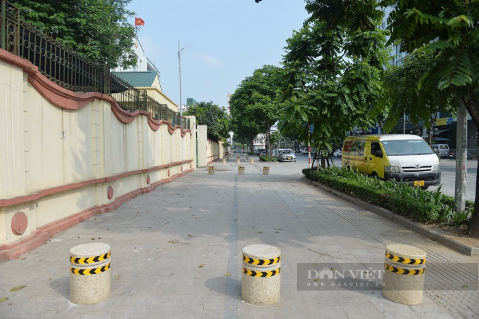 Tranh cãi loạt trụ đá trên vỉa hè để ngăn chặn ô tô dừng, đỗ ở Hà Nội - Ảnh 1.